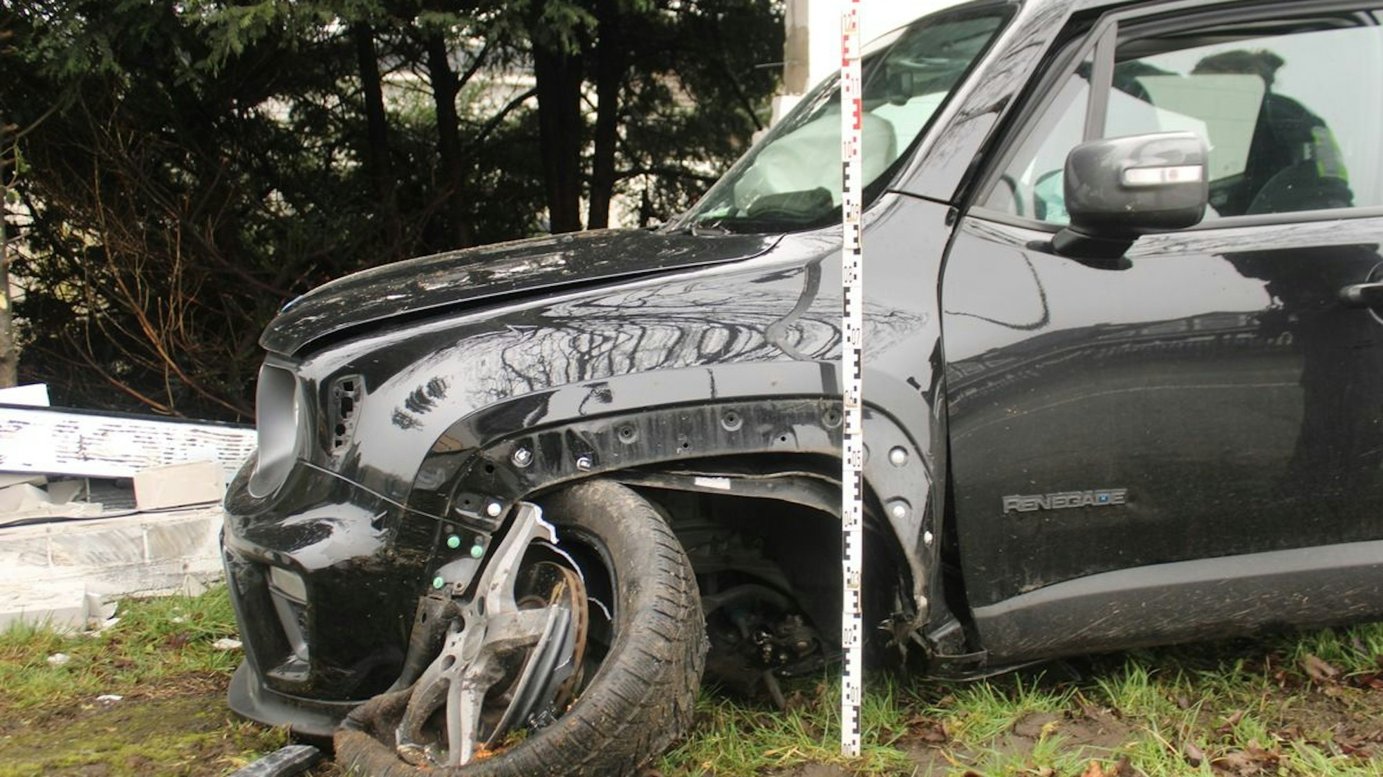 Wermelskirchen: Pkw zwischen Baum und Mauer eingeklemmt, Fahrer verletzt.