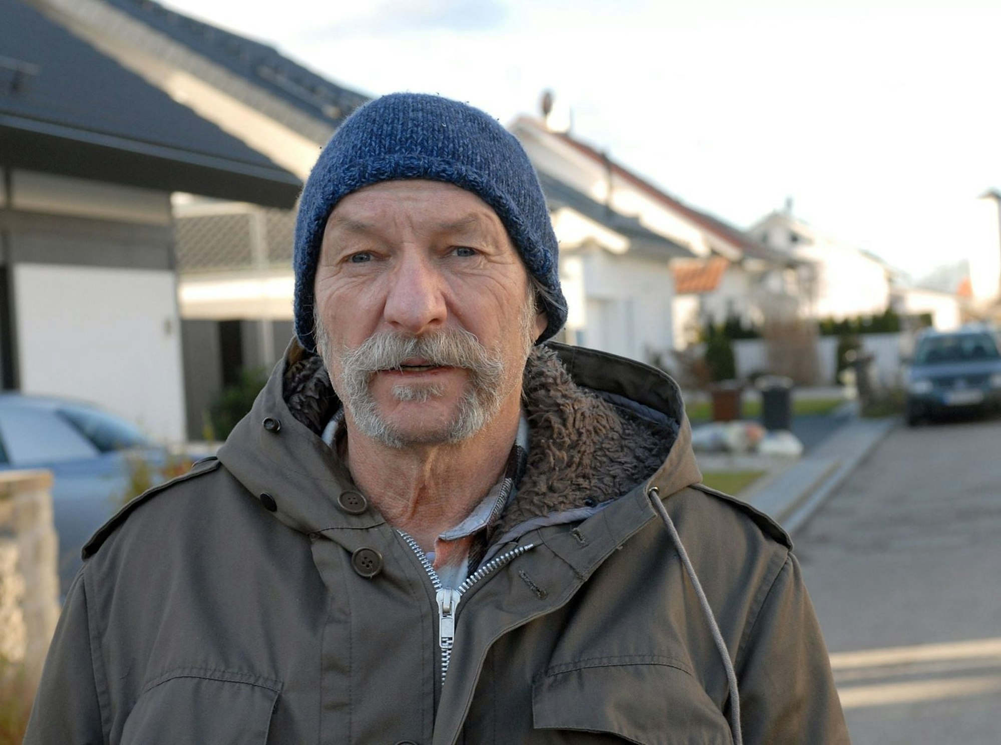 Zwischen Vorstadt-Grantler und Robin Hood: Im Münchner „Tatort: Am Ende des Flurs“ legt sich Franz Xaver Kroetz mit windigen Baufinanzierern an. (Bild: BR / Stephen Power)