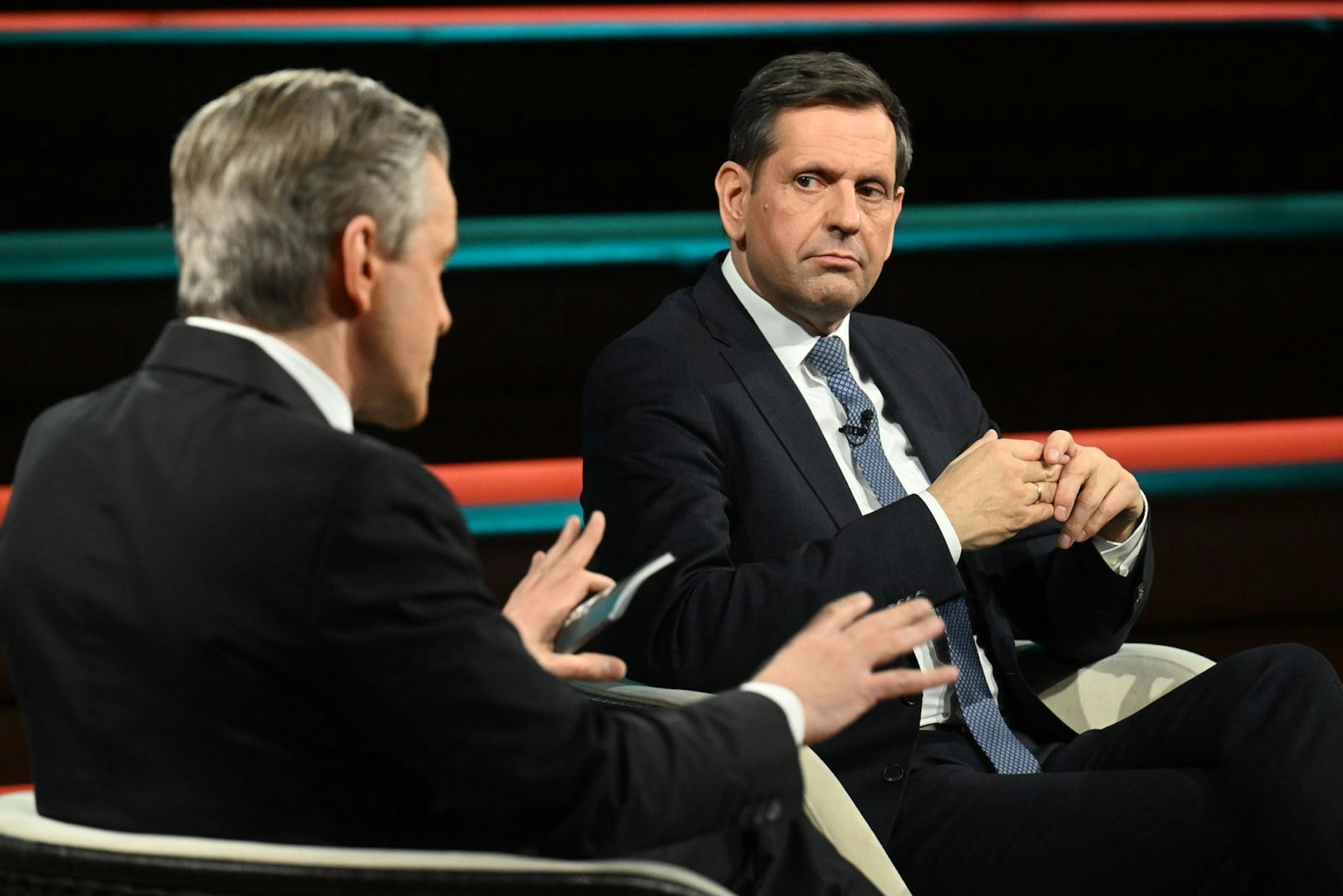 ZDF-Moderator Markus Lanz lockte Niedersachsens Ministerpräsident Olaf Lies am Dienstagabend mehrmals aus der Reserve. (Bild: ZDF / Cornelia Lehmann)