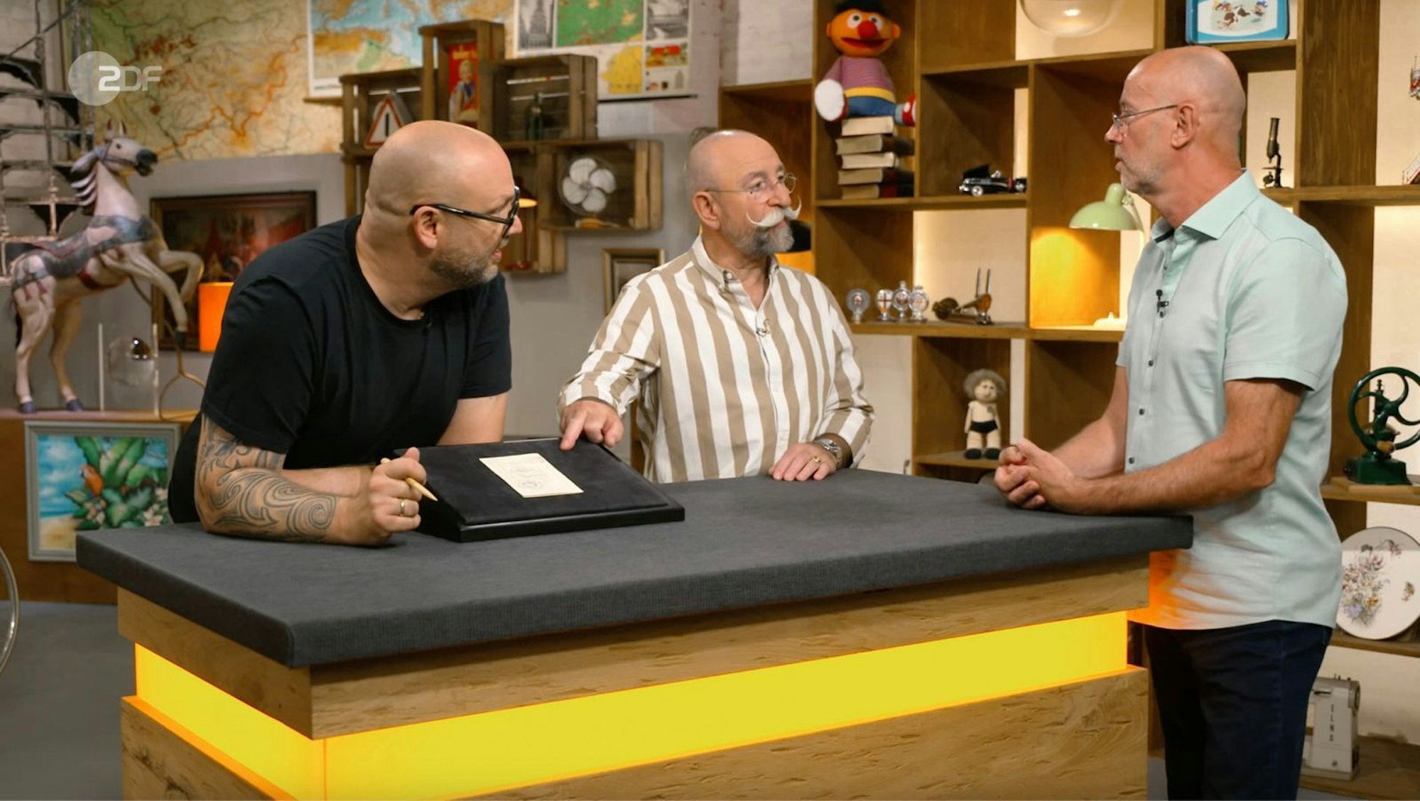 Ein Dokument aus der DDR, sieben Monate Stasi-Haft und die Unterschrift einer echten Musiklegende. In der Mittwochsausgabe der ZDF-Trödelshow „Bares für Rares“ wurde aus einem Verkaufsobjekt ein „großes Stück Zeitgeschichte“ und sorgte nicht nur bei Horst Lichter für Gänsehautmomente - obwohl viele fragten: „Warum willst du das denn verkaufen?“ (Bild: ZDF)