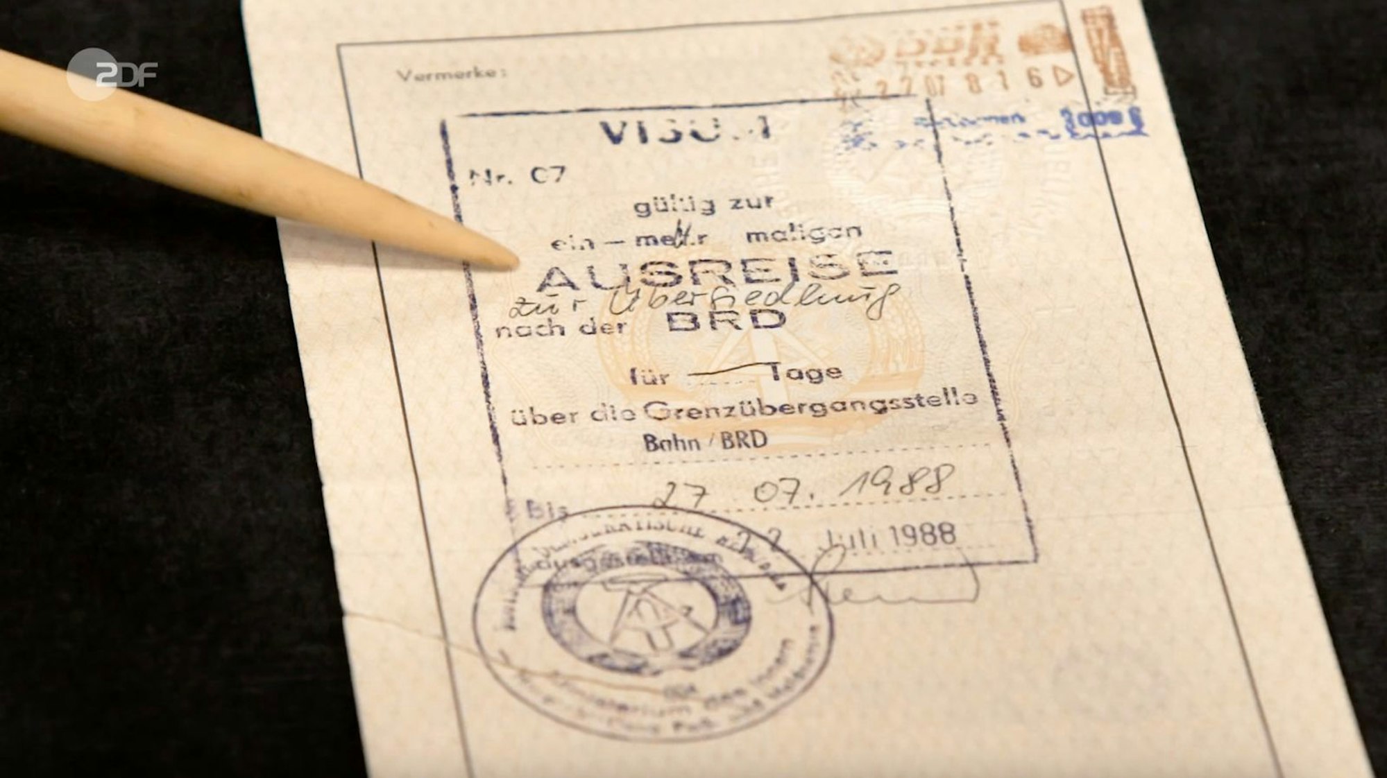 Ronald ist im Juli 1988 unmittelbar aus der Haft in Chemnitz „zur Übersiedlung in die BRD“ ausgewiesen worden - genau so, wie es auch in dem Dokument vermerkt wurde. (Bild: ZDF)