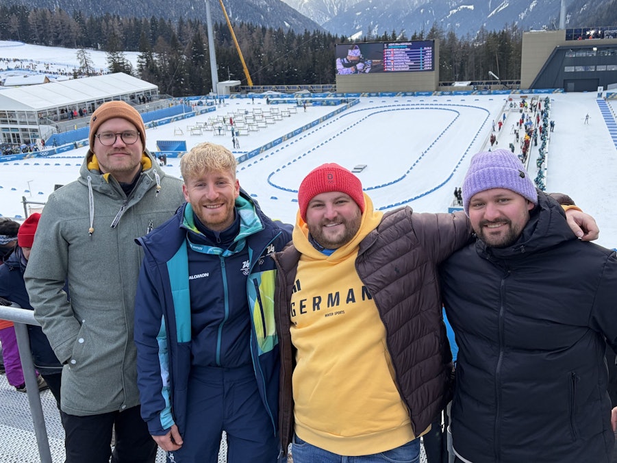 Volunteer Niels Gietmann mit Freunden beim Olympia-Rennen im Biathlon.