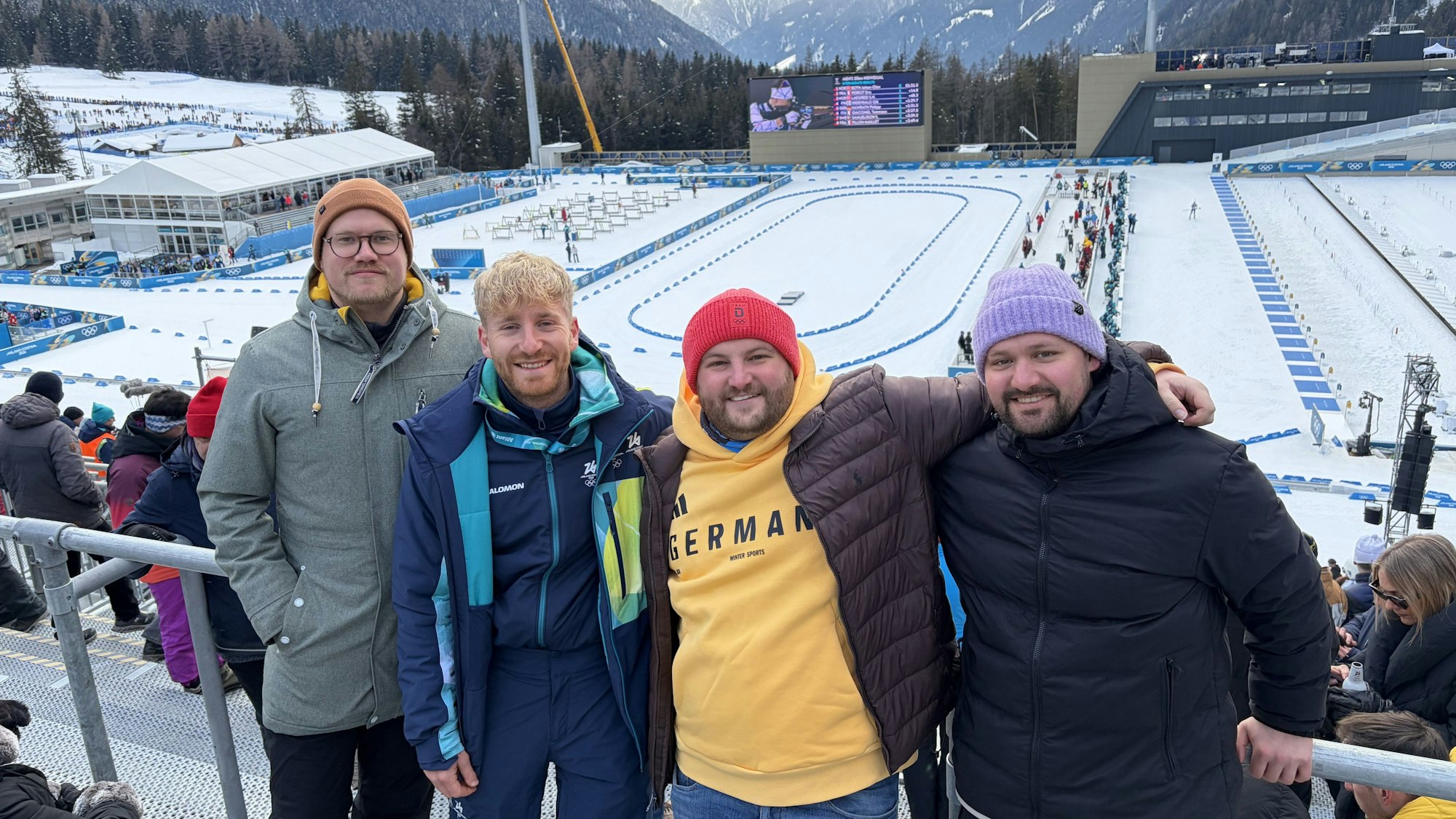 Volunteer Niels Gietmann mit Freunden beim Olympia-Rennen im Biathlon.