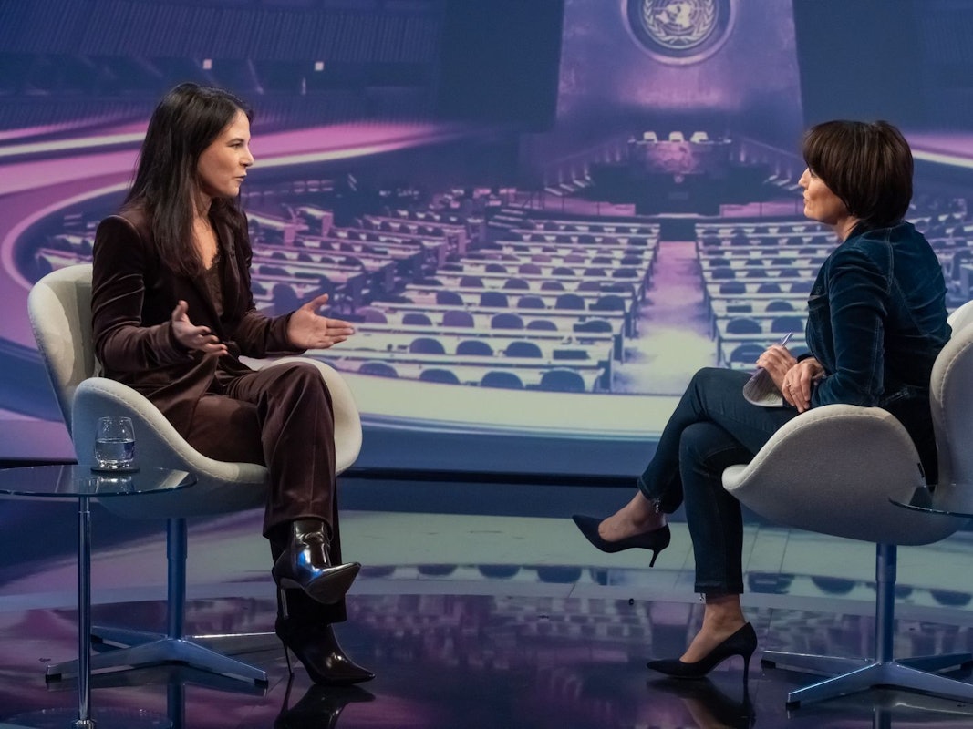 Am Dienstagabend hatte Sandra Maischberger (rechts) Annalena Baerbock, die Präsidentin der UN-Vollversammlung, zu Gast. (Bild: WDR / Oliver Ziebe)