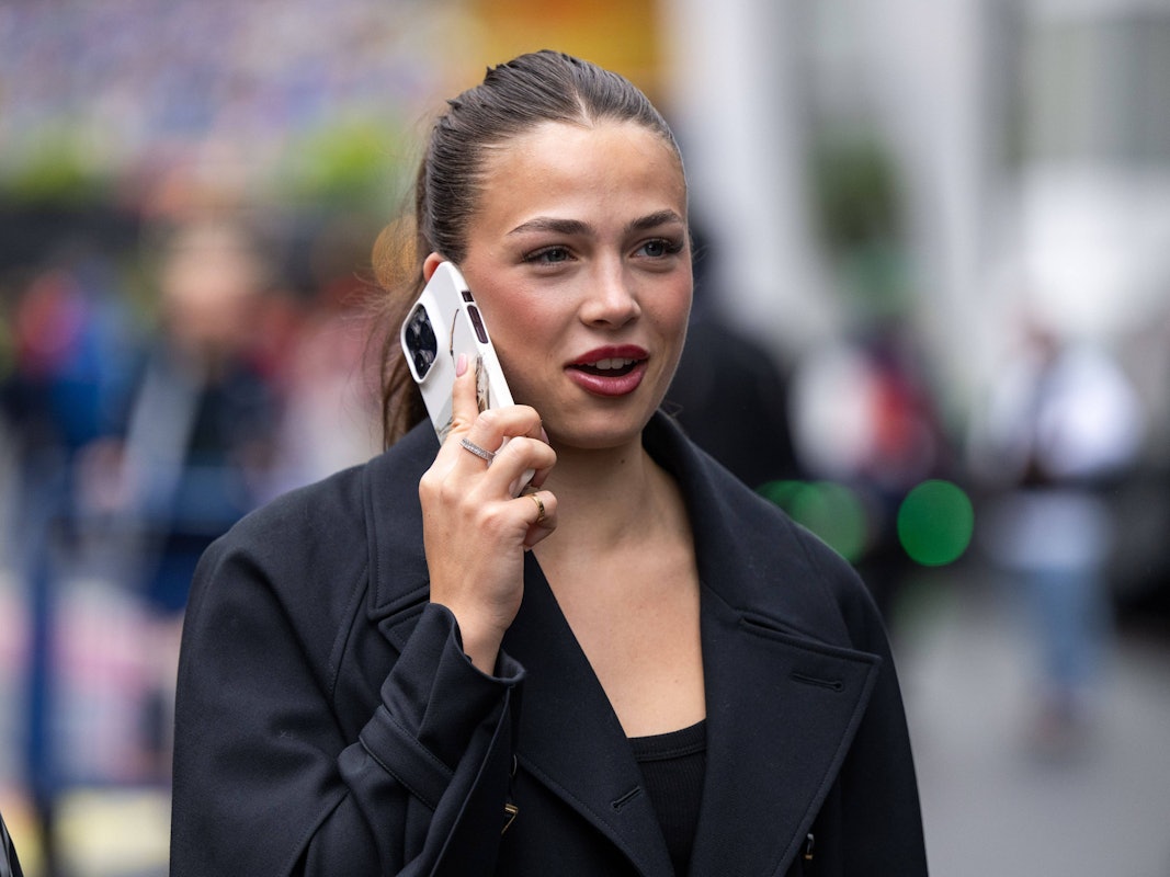 Eliska Babickova telefoniert am Rande eines Formel-1-Rennens.