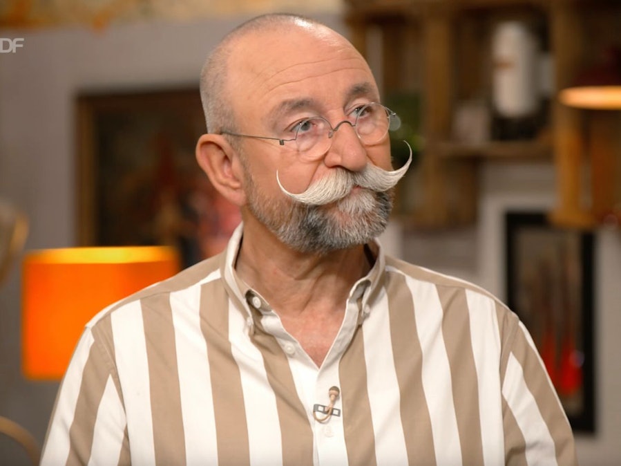 Als Lichter erkannt hatte, dass es sich bei dem Schriftstück offenbar um eine Art persönlichen Ausweis des Verkäufers handelte, fragte er verwundert: „Warum möchtest du das verkaufen?“ Ronald aus Berlin erwiderte nur: „Das ist eine lange Geschichte.“ Lichter blickte überrascht auf und sagte mit gespannter Neugier: „Dann erzähl - ich habe Zeit.“ (Bild: ZDF)