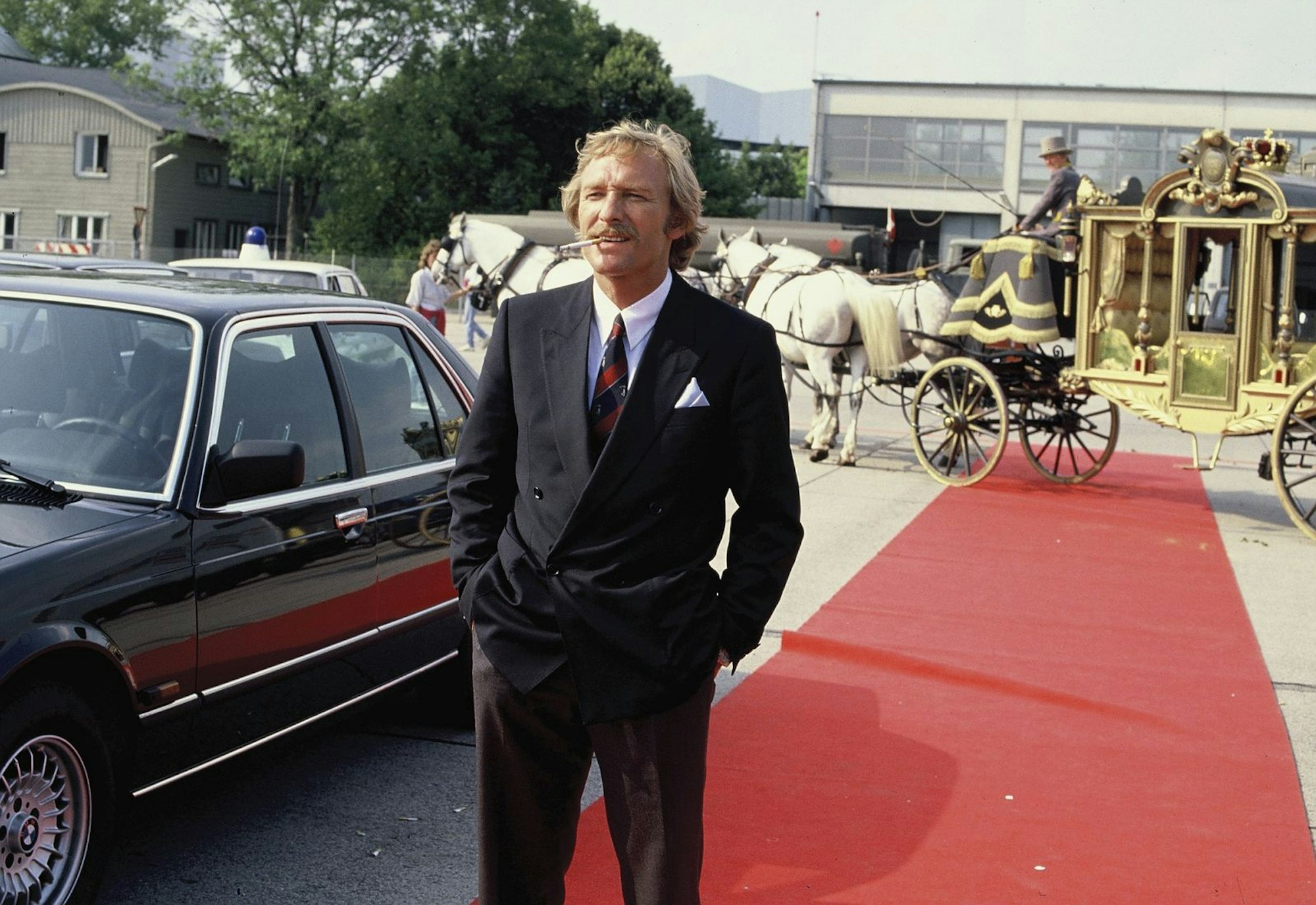 Kennt sich aus auf dem roten Teppich: Baby Schimmerlos (Franz-Xaver Kroetz) aus „Kir Royal“. (Bild: WDR)