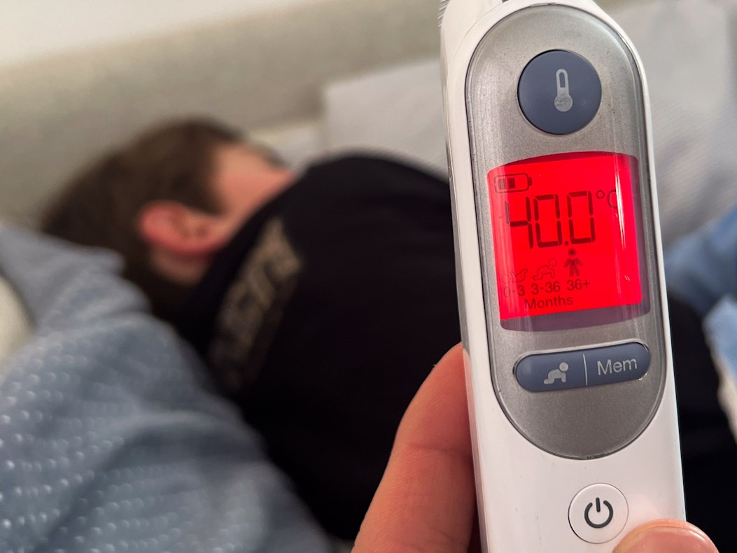 Ein Fieberthermometer zeigt eine Körpertemperatur von 40,0 Grad nach der Messung bei einem mit Influenza infizierten Kind an.