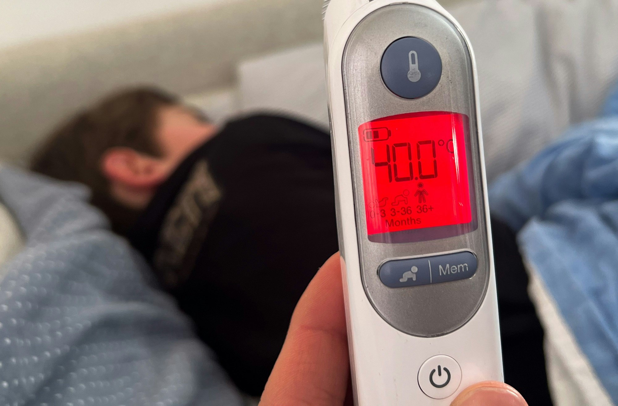 Ein Fieberthermometer zeigt eine Körpertemperatur von 40,0 Grad nach der Messung bei einem mit Influenza infizierten Kind an.
