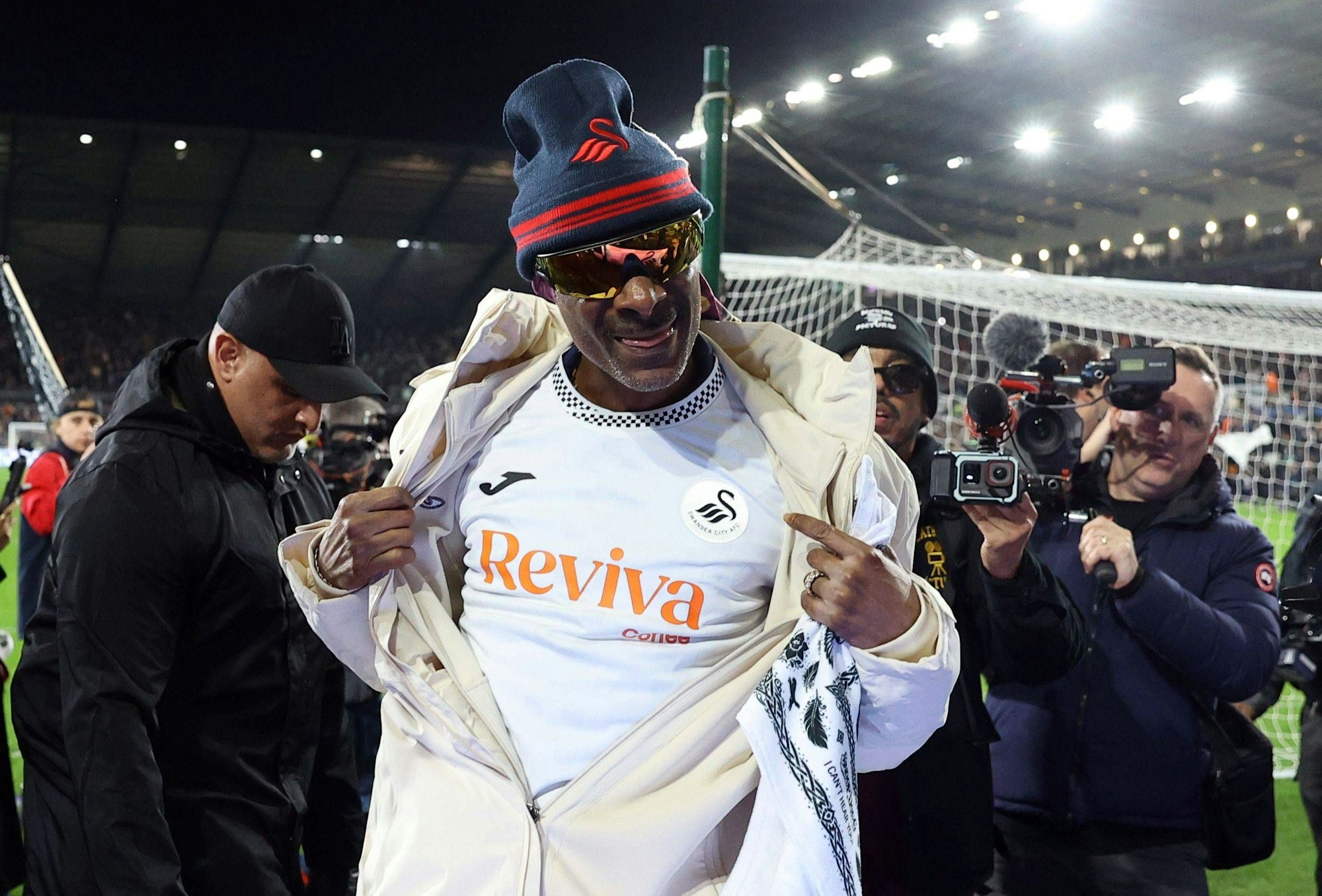 Snoop Dogg trägt das Trikot von Swansea City.