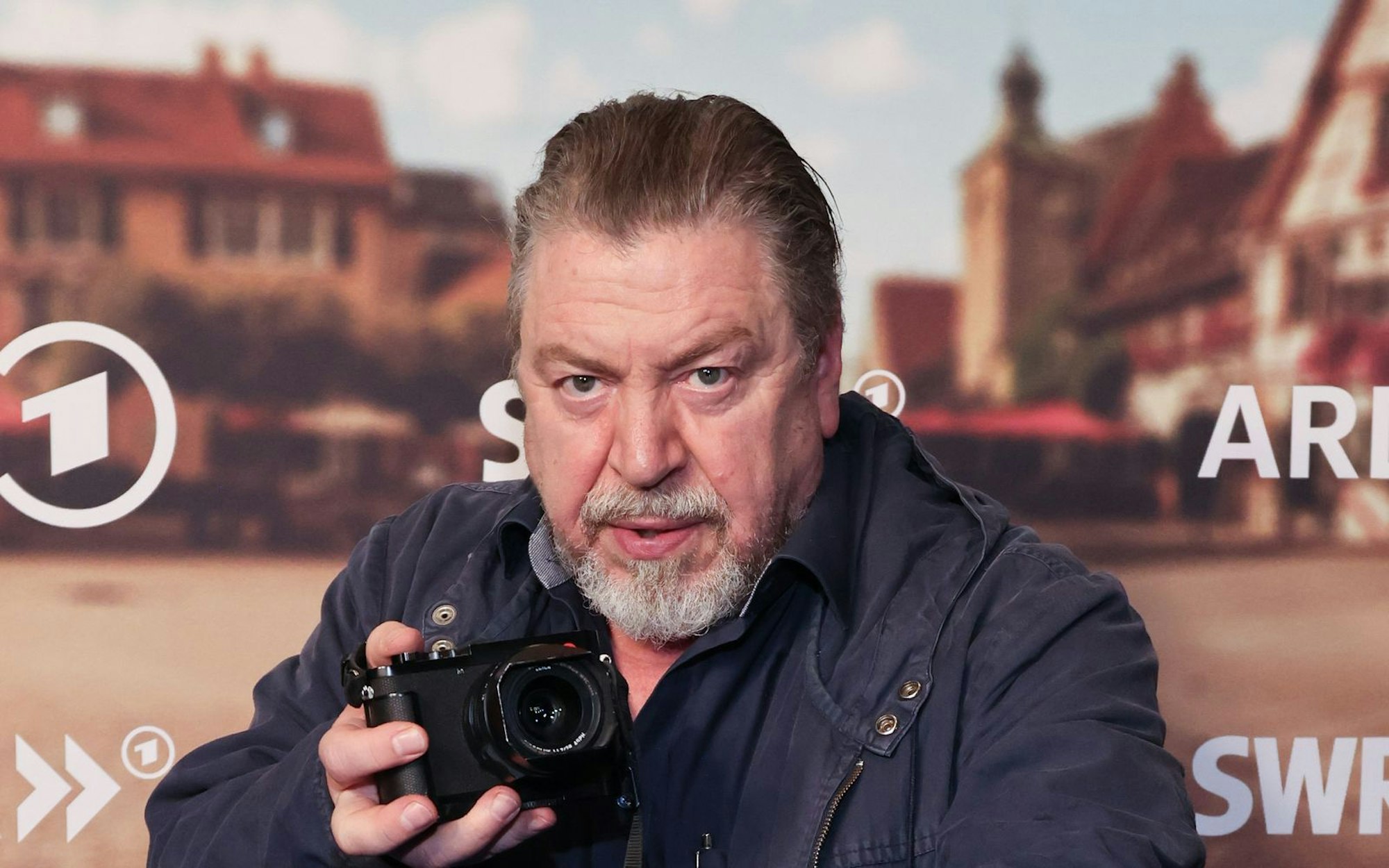 Ohne seine Kamera ist Armin Rohde nur noch selten anzutreffen: Der Schauspieler ist leidenschaftlicher Fotograf und genießt seinen derzeitigen Status als „Shootingstar in der Fotobranche“. (Bild: Getty Images/Joshua Sammer)