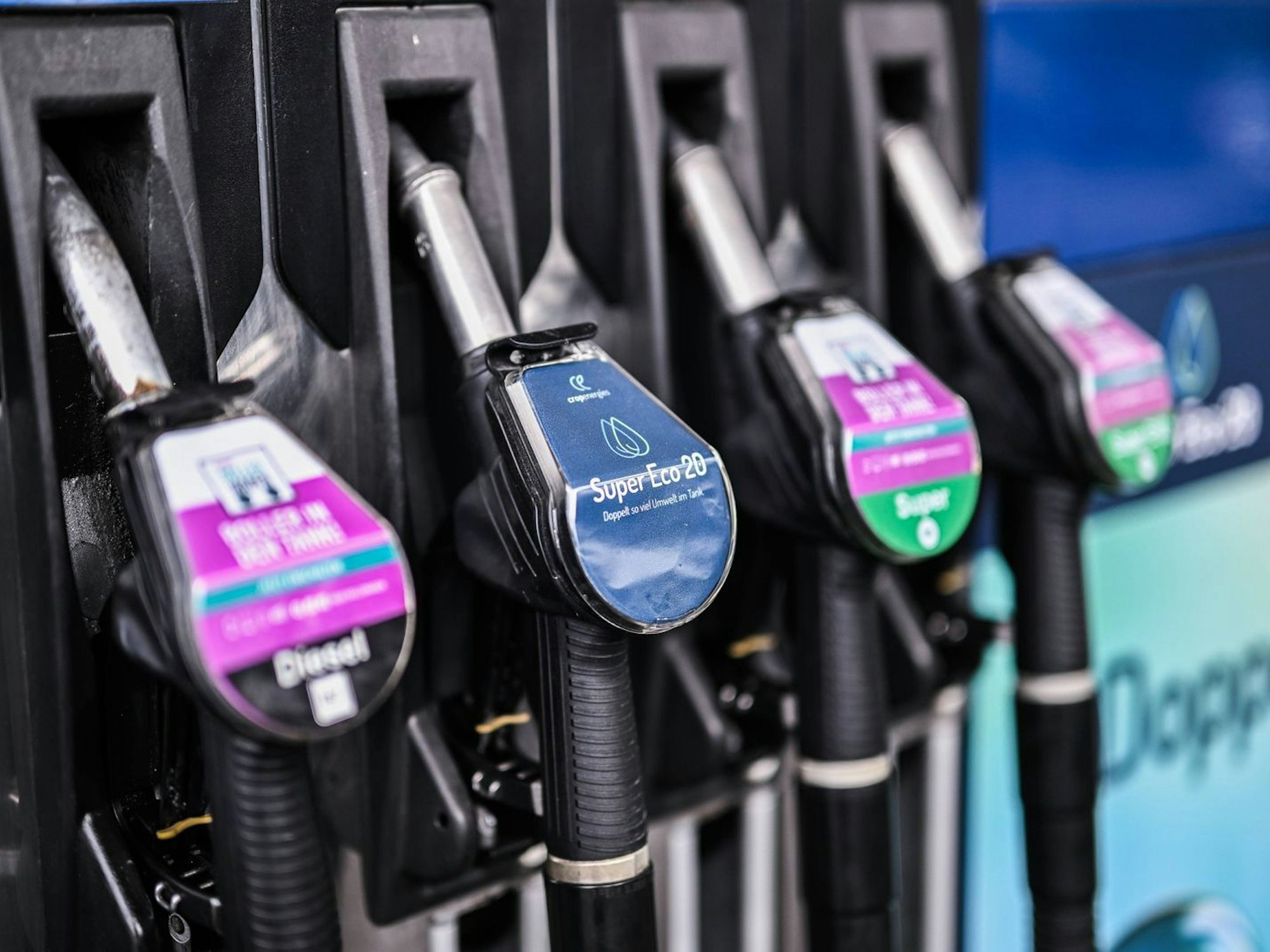 In Mannheim wird E20 schon an einer Tankstelle getestet. (Bild: IMAGO / RHR-Foto)