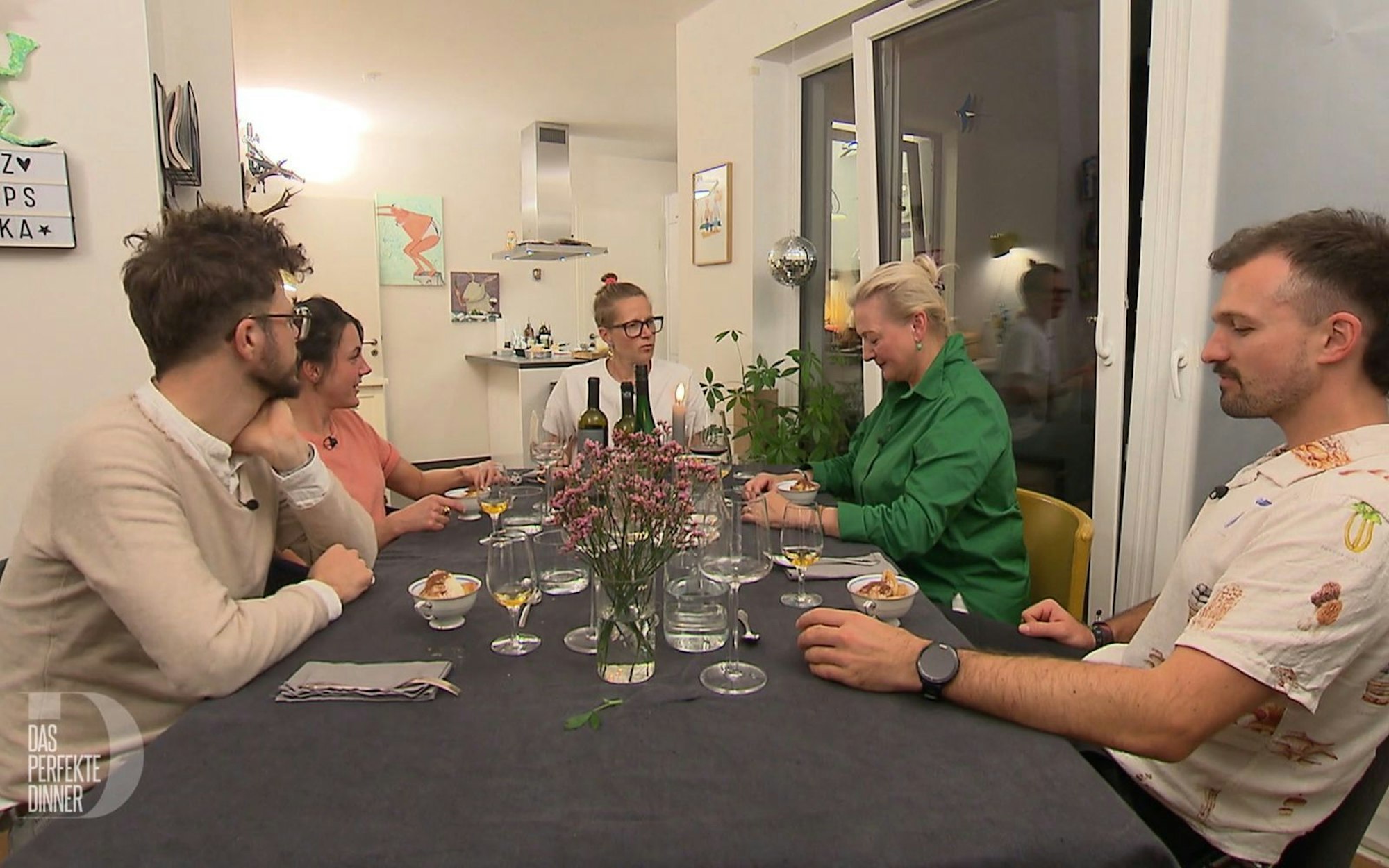 An Tag 3 trifft sich die Hamburger „Dinner“-Runde bei Elli (45) in Barmbek. (Bild: RTL)