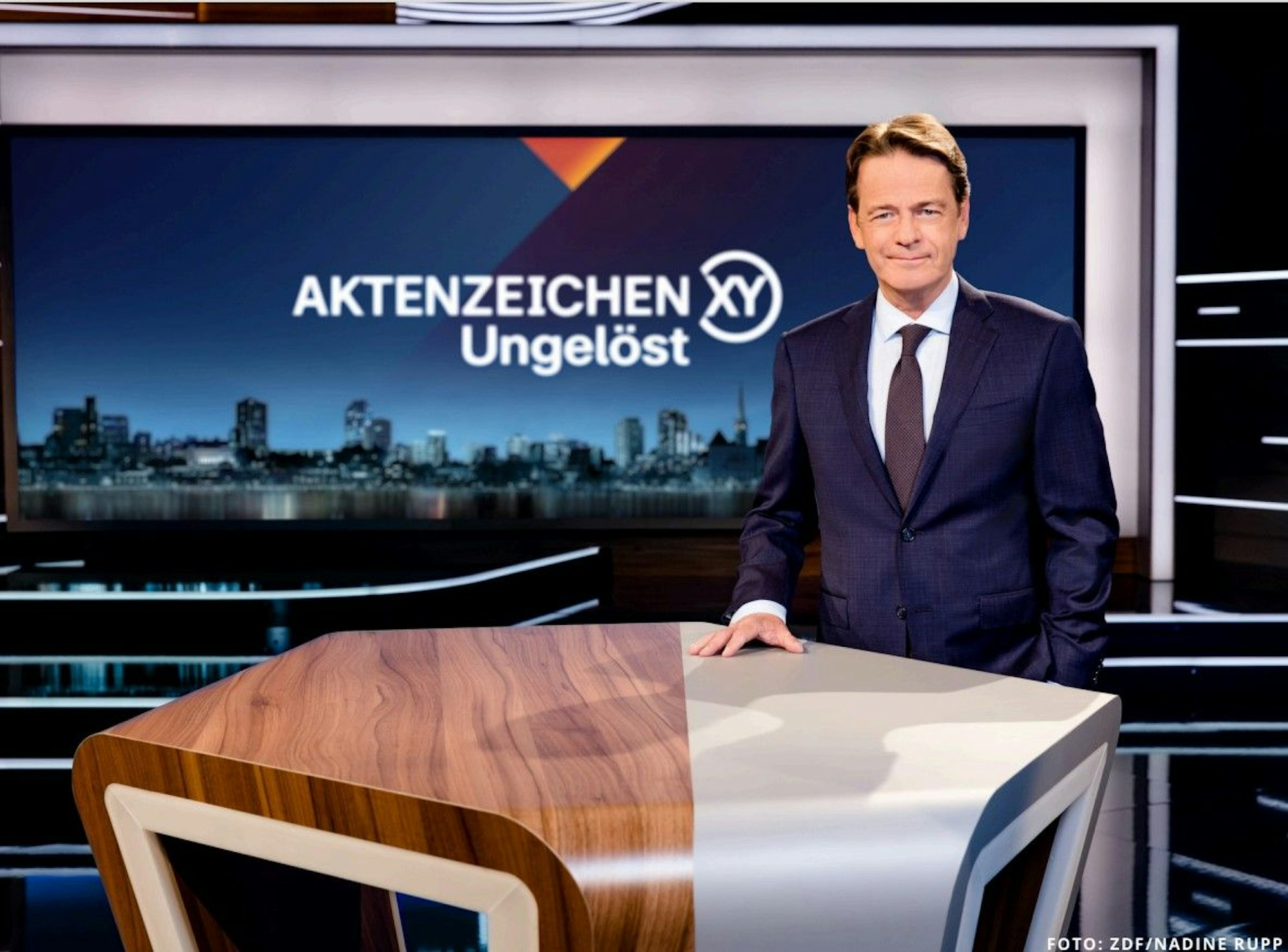 Moderator Rudi Cerne sucht bei „Aktenzeichen XY ...ungelöst“ nach neuen Hinweisen zu zwei Kölner Kriminalfällen.