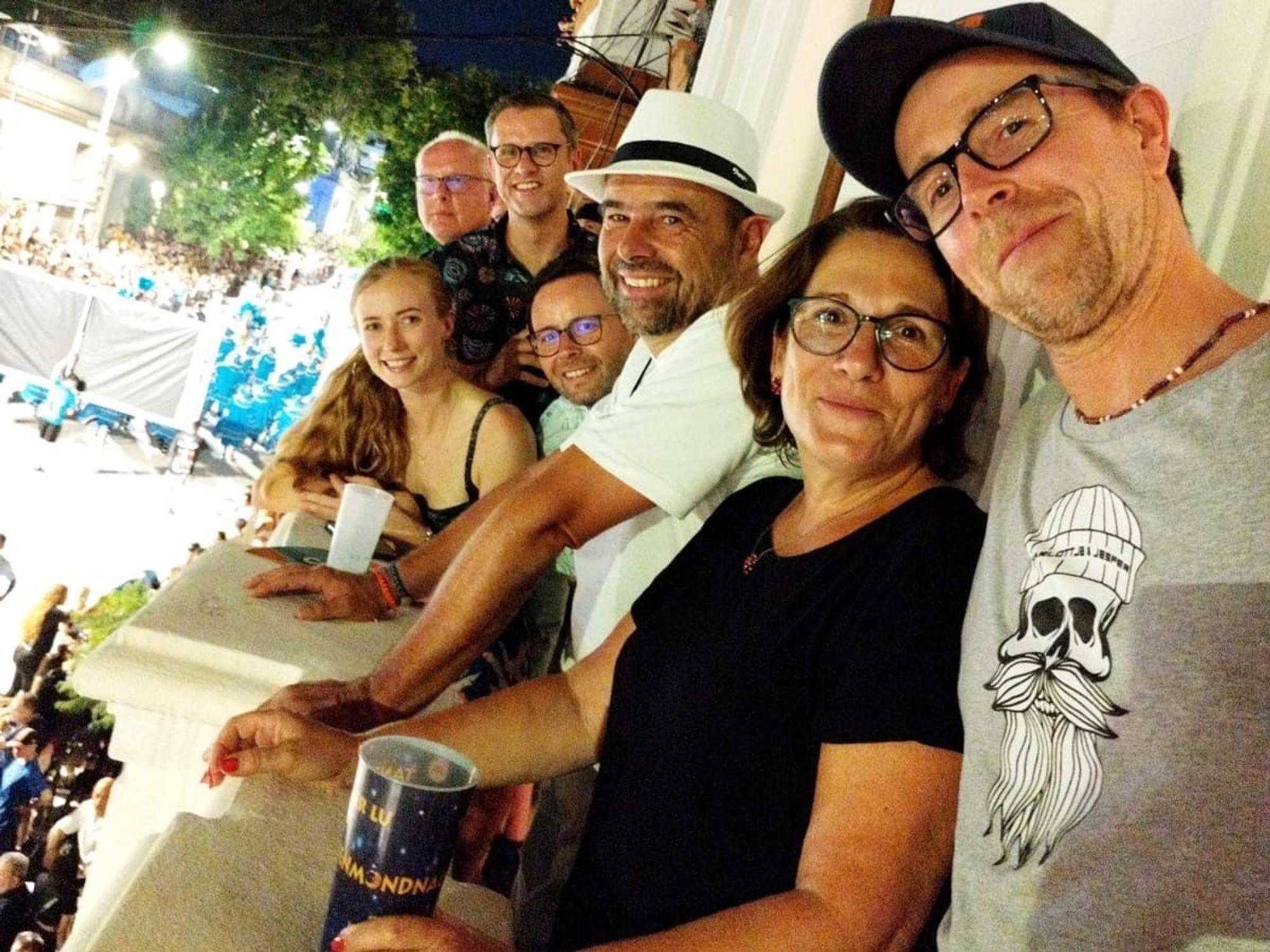 Der Kölner Tim Bellmann mit seiner Frau Claudia und Freunden in Montevideo.