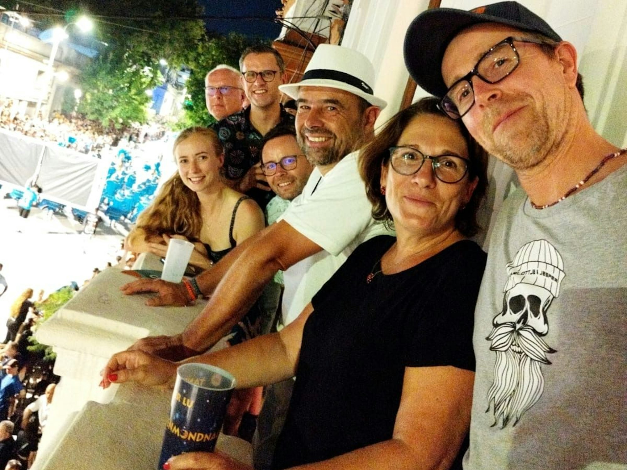 Der Kölner Tim Bellmann mit seiner Frau Claudia und Freunden in Montevideo.