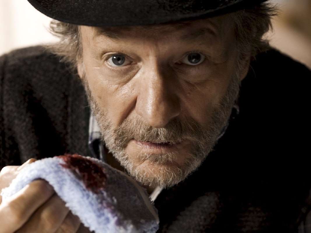 Kauziger Nachbar oder schlimmer Psychopath? Willy Kamrad (Franz Xaver Kroetz) gibt im ZDF-Thriller „Die Tote im Moorwald“ Rätsel auf. (Bild: ZDF / Christian Hartmann)