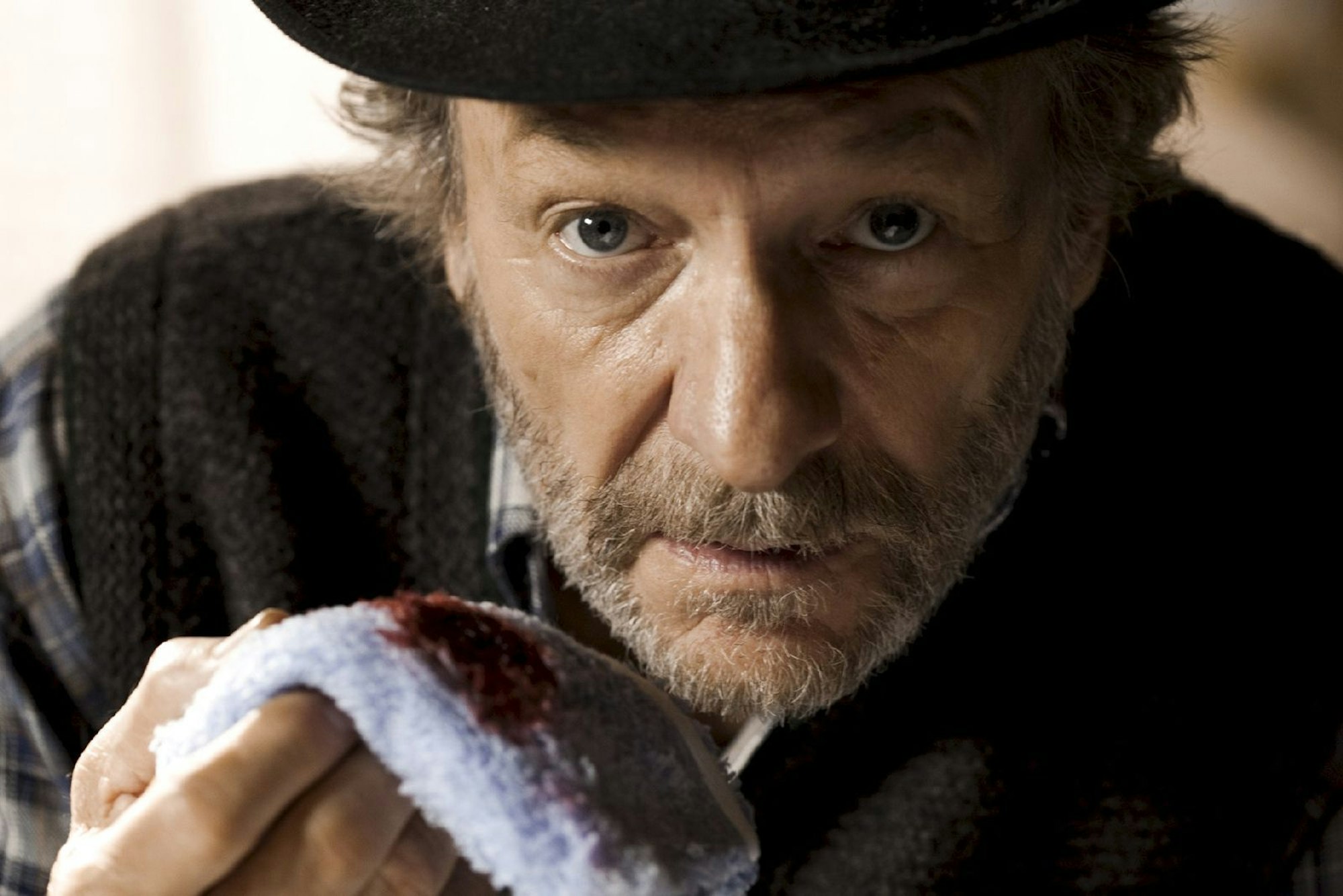 Kauziger Nachbar oder schlimmer Psychopath? Willy Kamrad (Franz Xaver Kroetz) gibt im ZDF-Thriller „Die Tote im Moorwald“ Rätsel auf. (Bild: ZDF / Christian Hartmann)