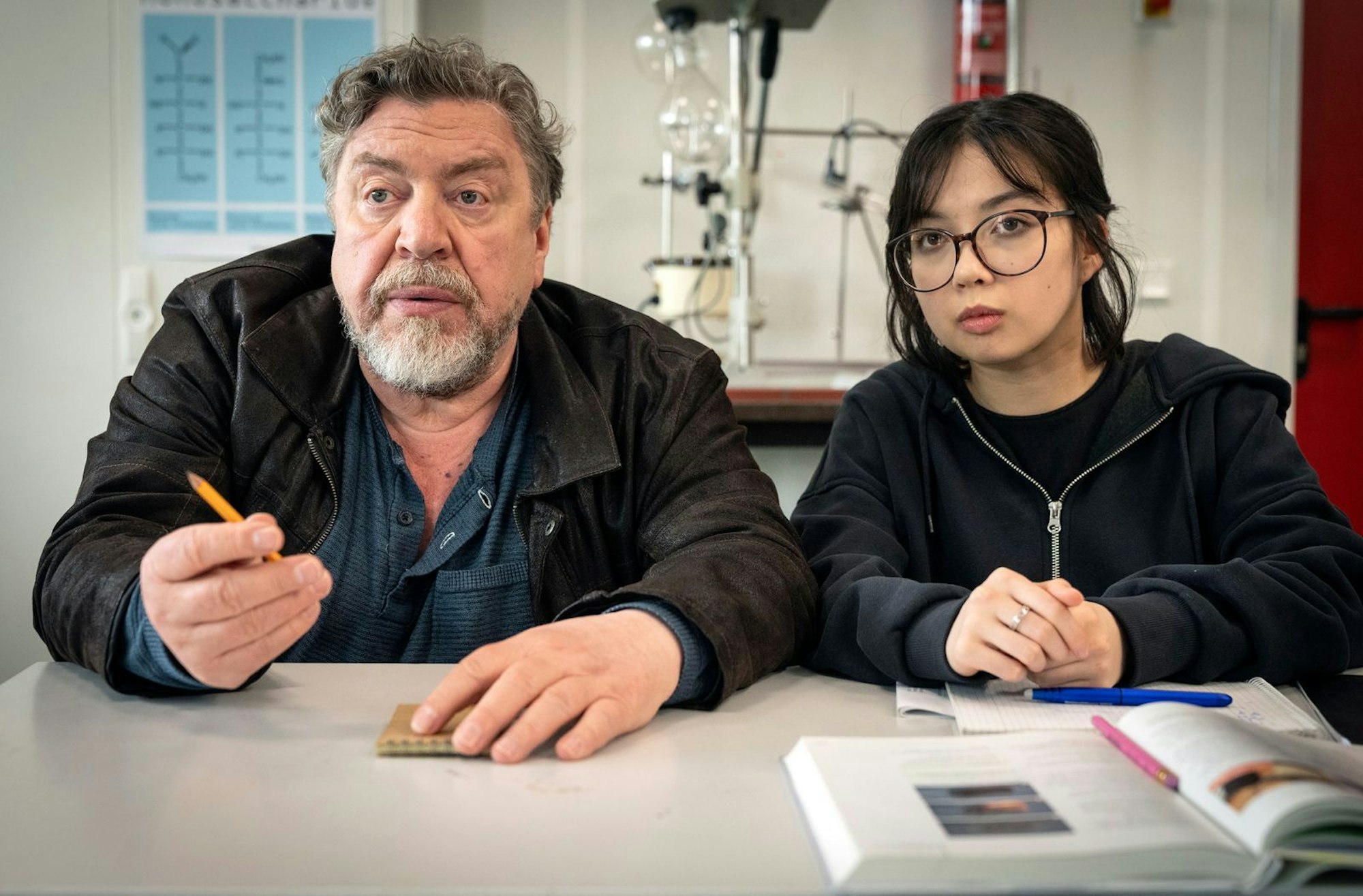 Günther Kuballa (Armin Rohde) gibt sich als Tidas (Purnima Grätz) Schulbegleiter aus, um gemeinsam mit ihr den Chemieunterricht besuchen zu können. (Bild: WDR/Bavaria Fiction/Thomas Kost)