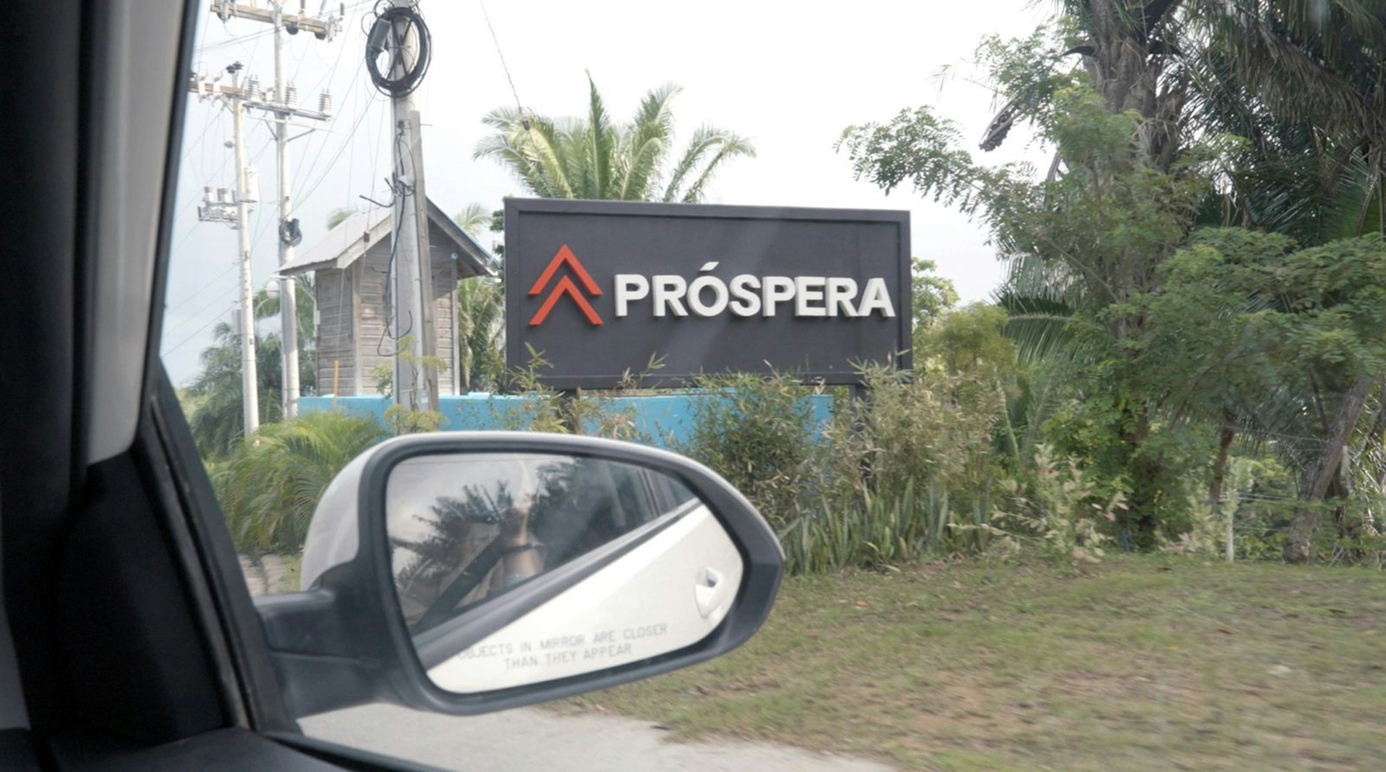 In die Privatstadt Próspera kommt man nur mit einem Besucherausweis. Private und bewaffnete Sicherheitskräfte kontrollieren. (Bild: HR/Laura Will)