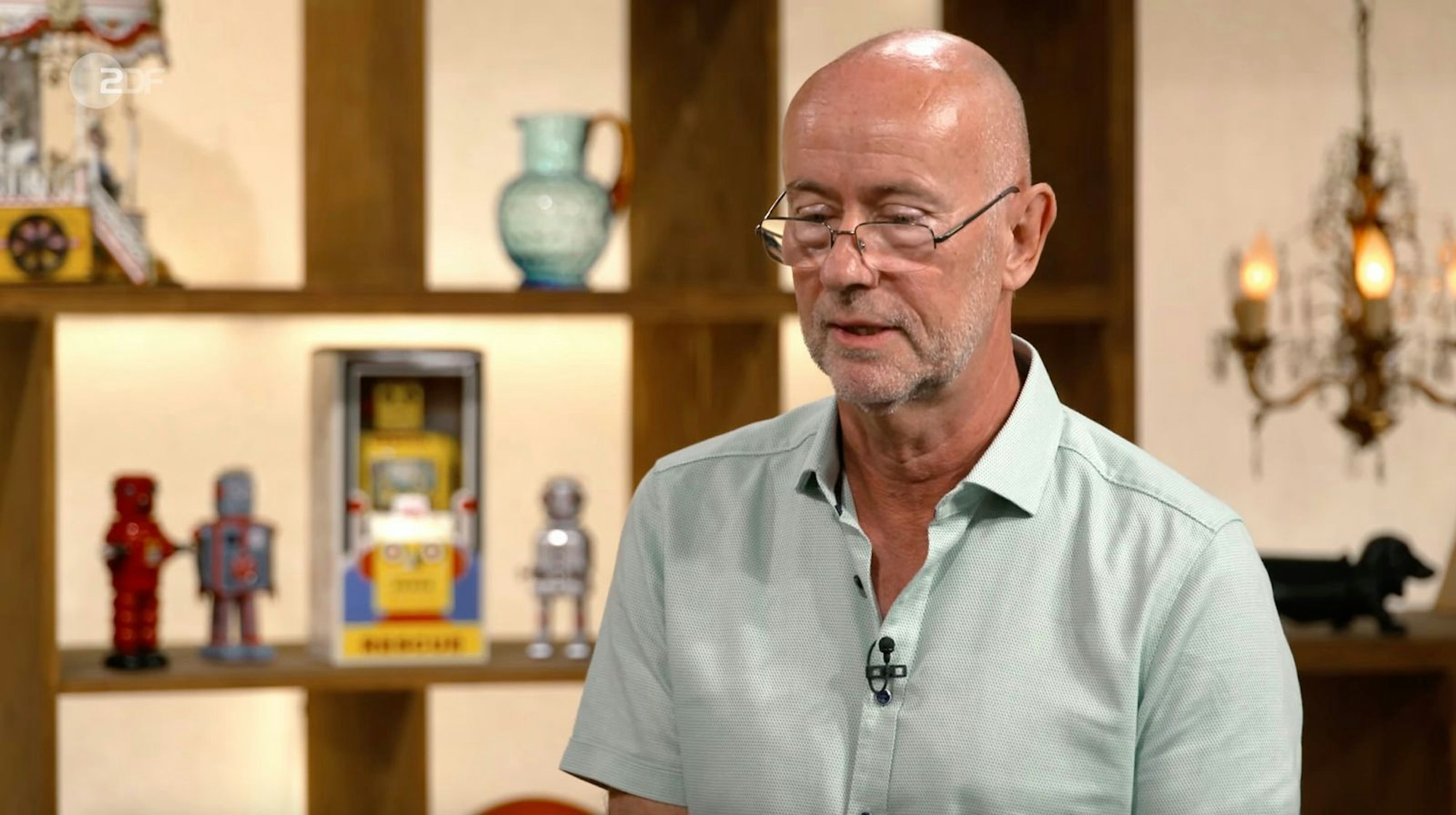 „In den letzten Monaten der DDR habe ich mich offen gegen das Regime gestellt und vor dem Komitee für Menschenrechte in Berlin demonstriert“, erinnerte sich Ronald an das Jahr 1988. Die Stasi habe ihn daraufhin direkt von der Straße weg festgenommen und inhaftiert. „Sieben Monate saß ich in Stasi-Haft“, sagte der Verkäufer hörbar bewegt. (Bild: ZDF)