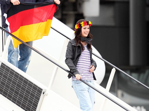 Fortan war Lena Meyer-Landrut „everybody's darling“. Bei ihrer Ankunft am Flughafen Hannover wurde Lena gefeiert.