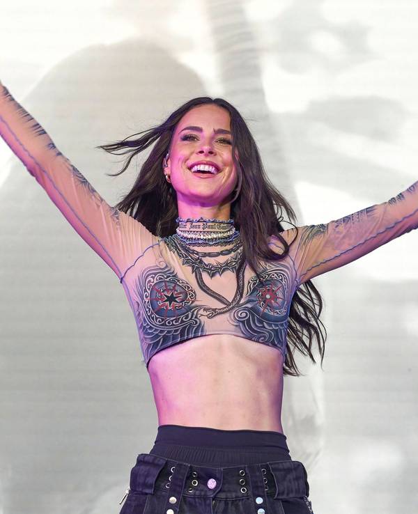Lena Meyer-Landrut präsentiert sich rank und schlank beim Sommerfestival 2024 in Wolfsburg.