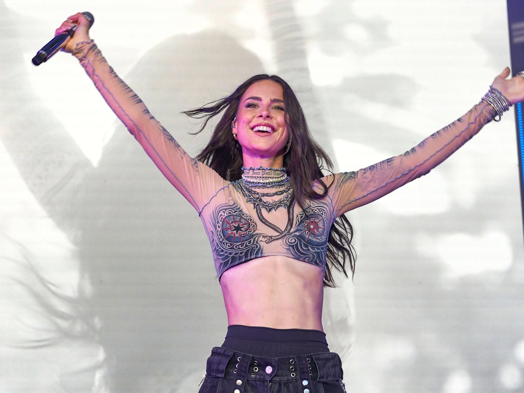 Lena Meyer-Landrut präsentiert sich rank und schlank beim Sommerfestival 2024 in Wolfsburg.
