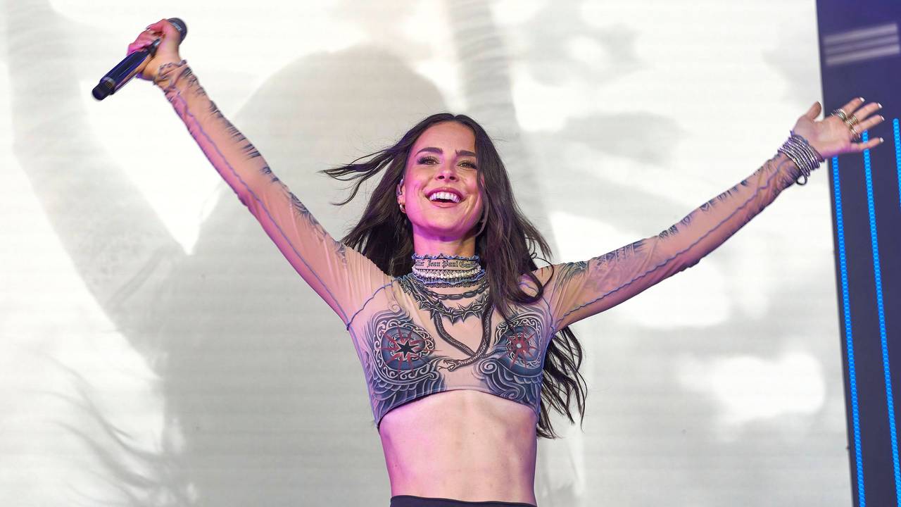 Lena Meyer-Landrut präsentiert sich rank und schlank beim Sommerfestival 2024 in Wolfsburg.