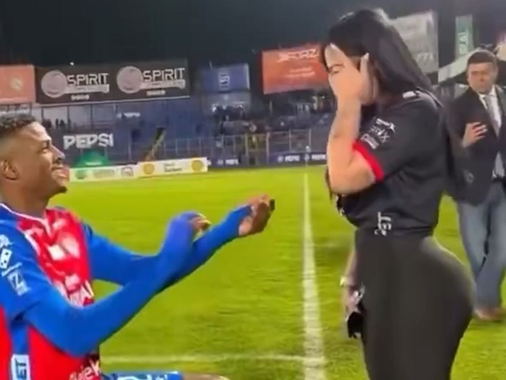 Derrikson Quiros hält auf dem Rasen um die Hand seiner Freundin an.