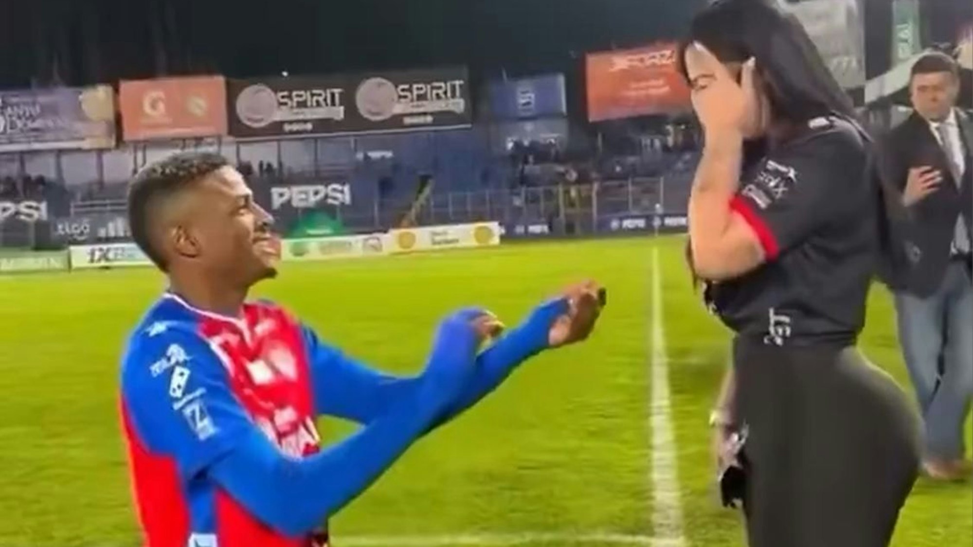 Derrikson Quiros hält auf dem Rasen um die Hand seiner Freundin an.