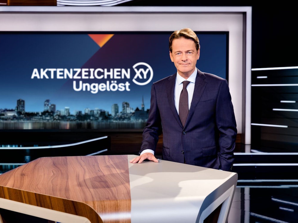 Rudi Cerne stellt bei „Aktenzeichen XY ... ungelöst“ neue Fälle vor, unter anderem den Mordfall Seckin Caglar aus Köln. (Bild: ZDF/Nadine Rupp)