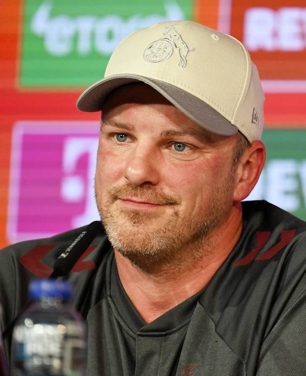 Trainer Lukas Kwasniok 1. FC Köln sitzt auf dem Podium bei einer PK.