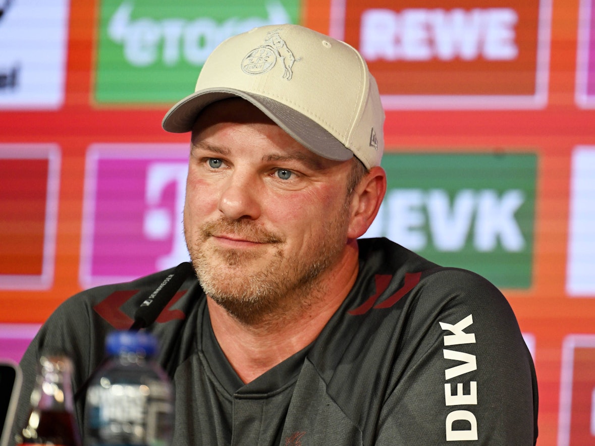 Trainer Lukas Kwasniok 1. FC Köln sitzt auf dem Podium bei einer PK.