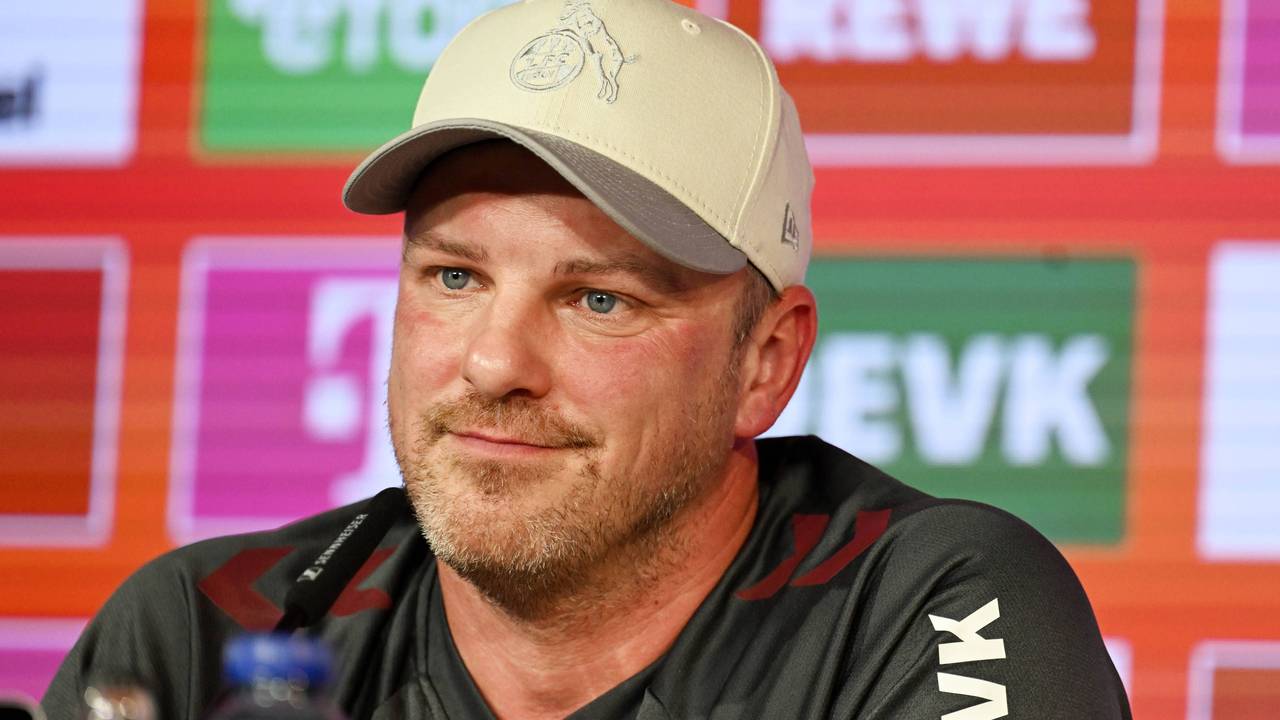Trainer Lukas Kwasniok 1. FC Köln sitzt auf dem Podium bei einer PK.