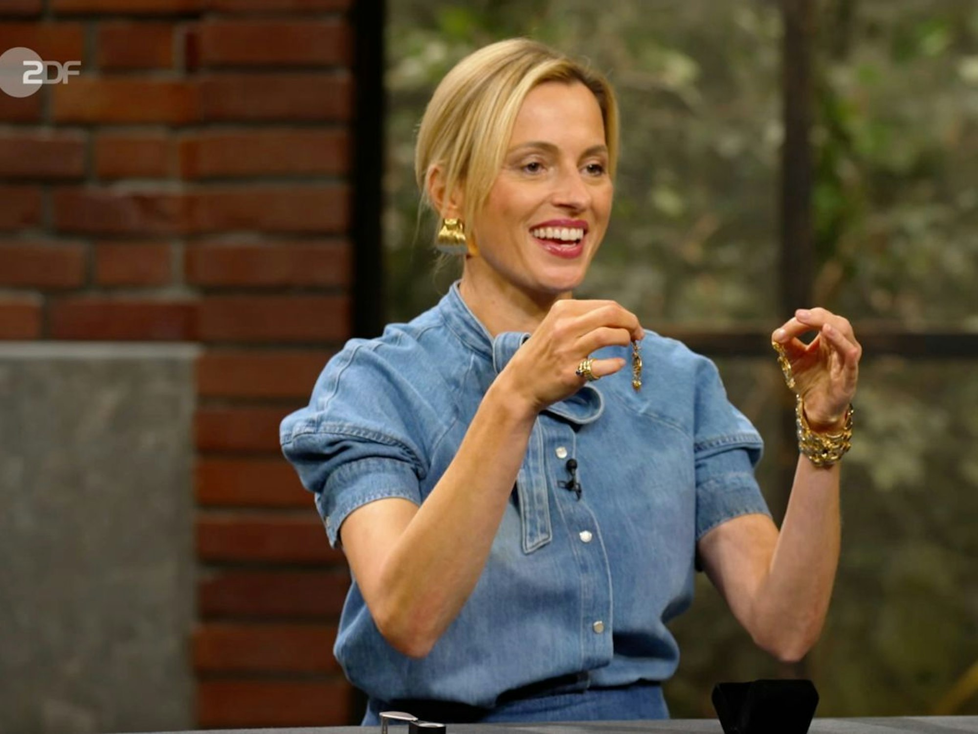 Antike Ohrhänger aus 625er Gold aus England datierte Heide Rezepa-Zabel in den 1870er-Jahren. Gewünscht wurden 520 Euro, die Expertin taxierte höher auf 750 bis 900 Euro, denn „Ohrhänger aus der Zeit sind selten“. Elisabeth Nüdling zahlte 700 Euro und freute sich riesig: „Das ist ja wie ein Sechser mit Zusatzzahl.“ (Bild: ZDF)