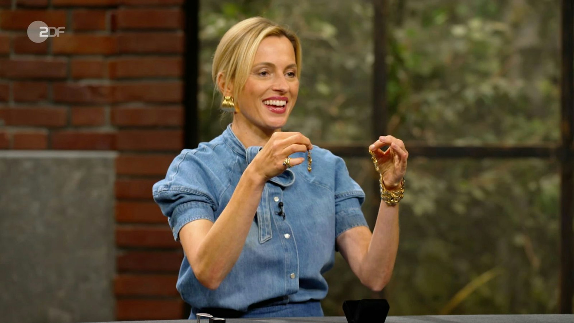 Antike Ohrhänger aus 625er Gold aus England datierte Heide Rezepa-Zabel in den 1870er-Jahren. Gewünscht wurden 520 Euro, die Expertin taxierte höher auf 750 bis 900 Euro, denn „Ohrhänger aus der Zeit sind selten“. Elisabeth Nüdling zahlte 700 Euro und freute sich riesig: „Das ist ja wie ein Sechser mit Zusatzzahl.“ (Bild: ZDF)