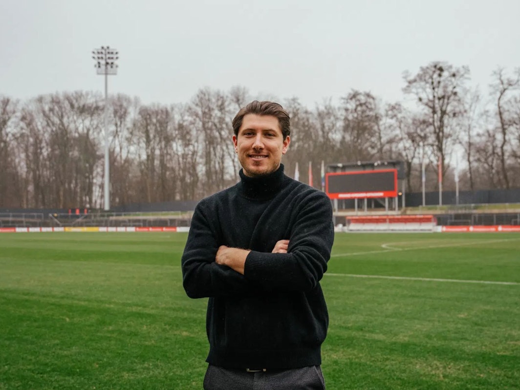 Raoul Leuchter steht vor dem Geißbockheim in Köln.