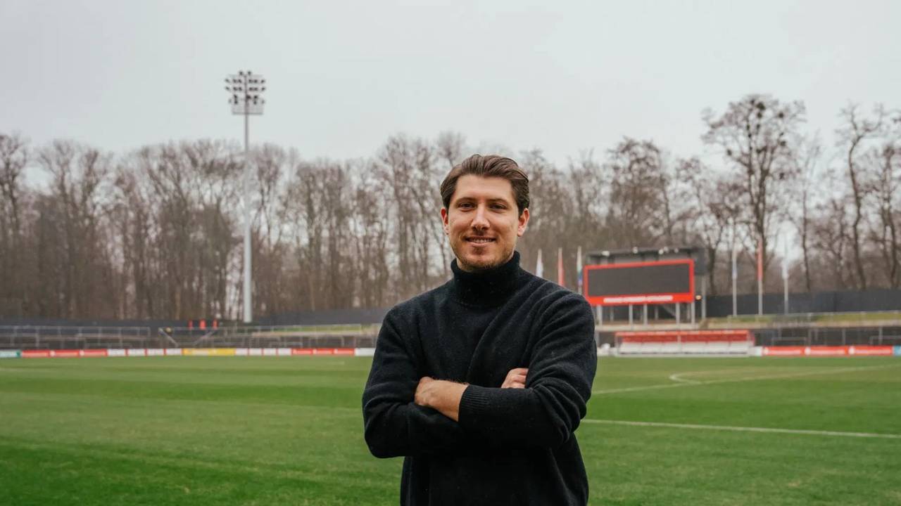 Raoul Leuchter steht vor dem Geißbockheim in Köln.