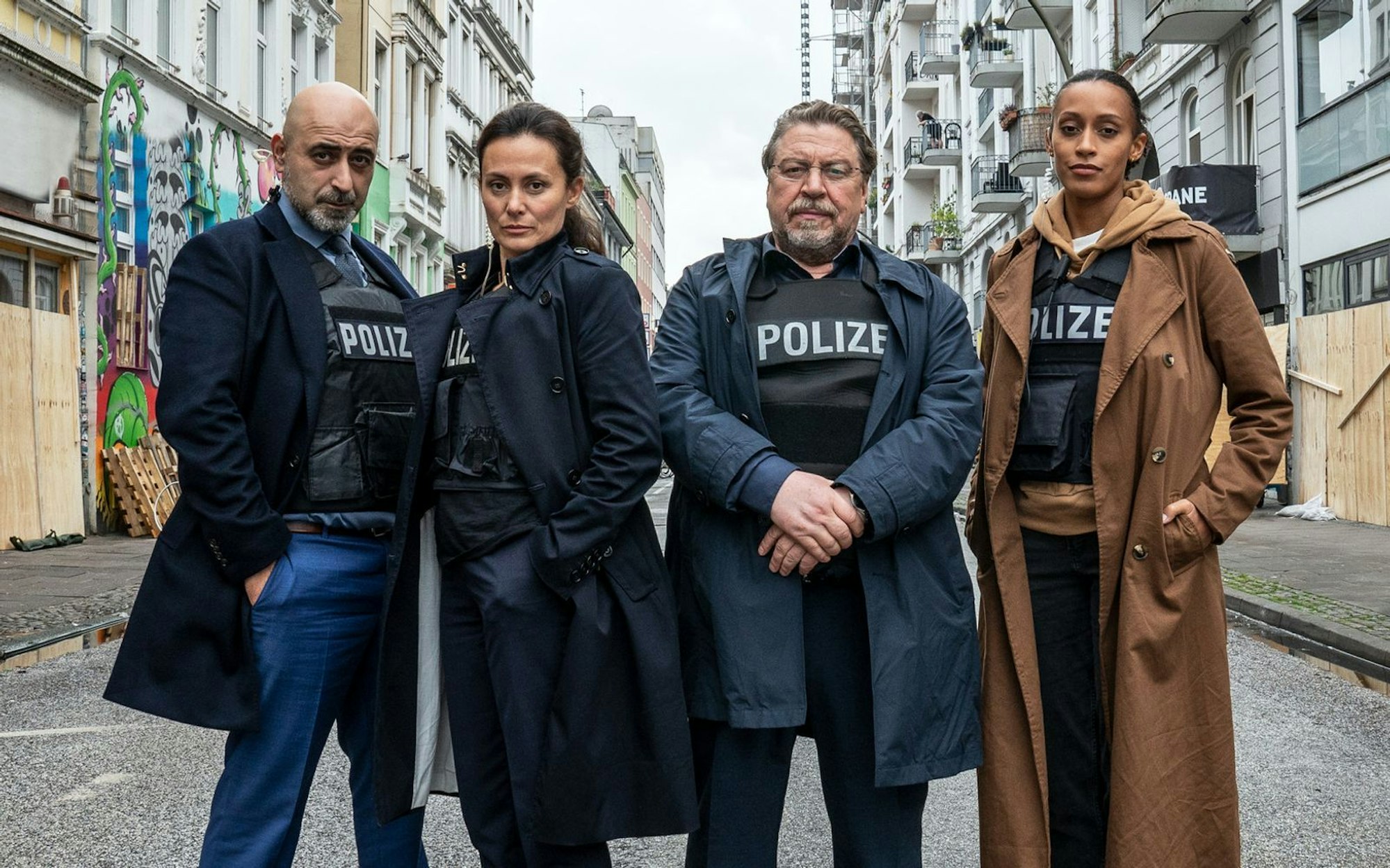 In der ZDF-Krimireihe „Nachtschicht“ ermittelt Armin Rohde (zweiter von rechts) seit 2003 als Hauptkommissar Erich Bo Erichsen. An seiner Seite stehen Ömer Kaplan (Özgür Karadeniz), Tülay Yildrim (İdil Üner, zweite von links) und Lulu Koulibaly (Sabrina Ceesay). (Bild: ZDF/Marion von der Mehden)