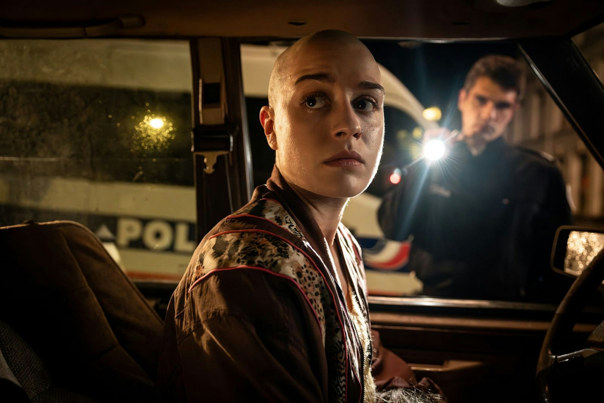 Anna (Emma Rotsaert) muss sich in Frankreich vor der Polizei rechtfertigen. (Bild: ZDF und Michel Vertongen)