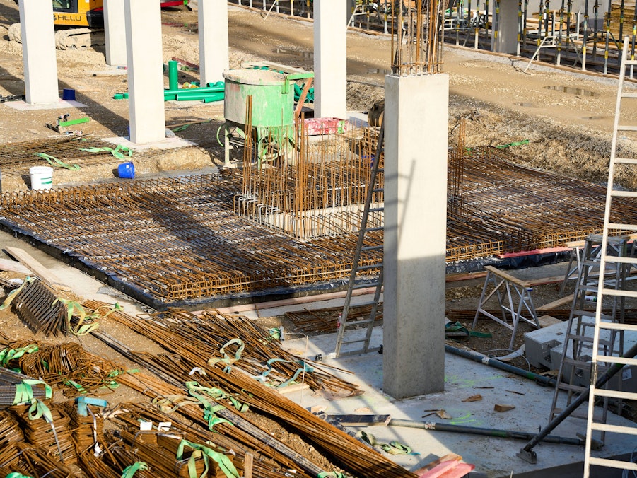 Eine Baustelle mit Stahl, Beton und Baugeräten