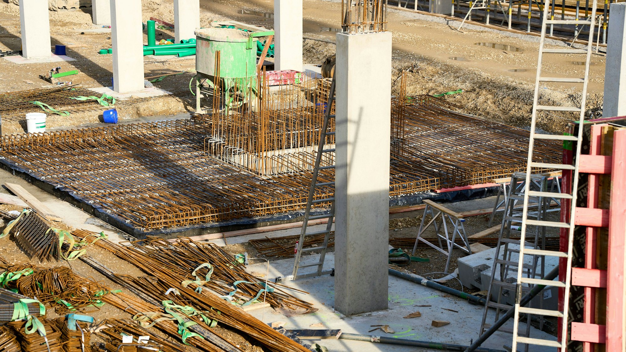 Eine Baustelle mit Stahl, Beton und Baugeräten
