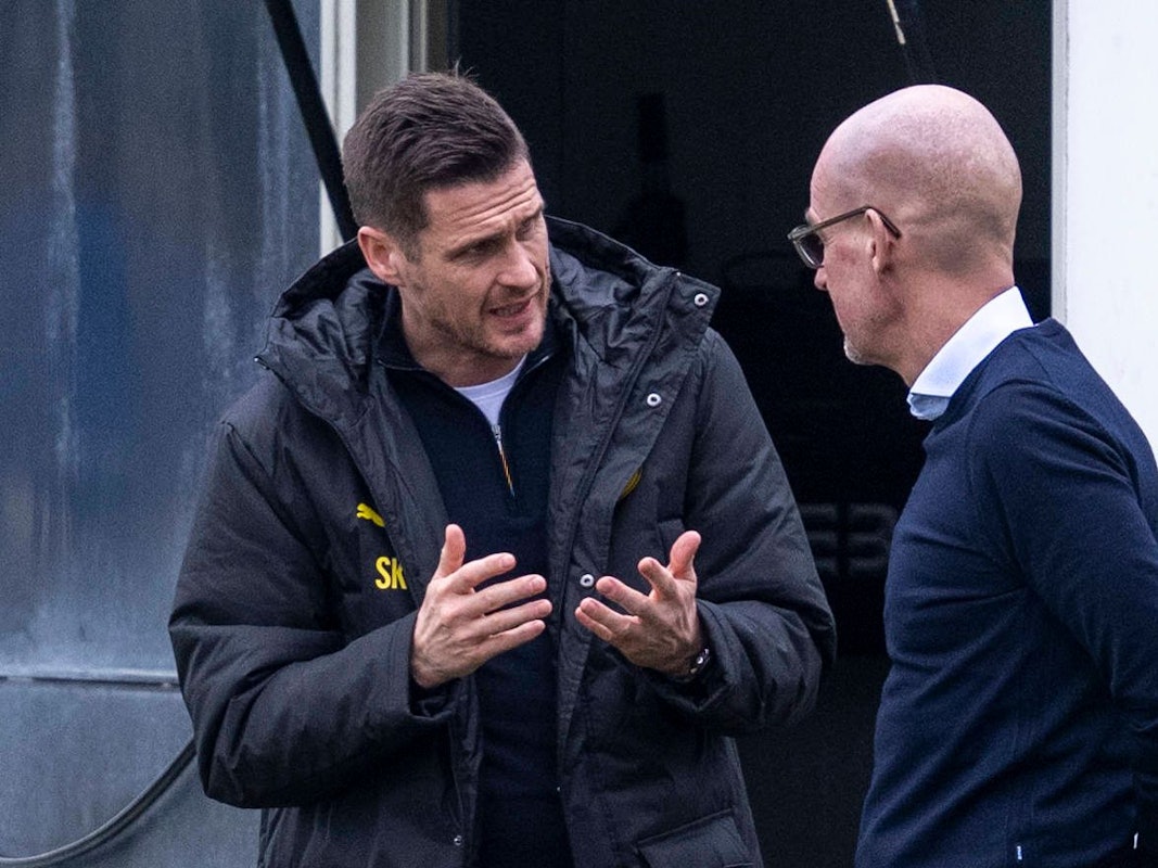 BVB-Sportdirektor Sebastian Kehl spricht mit Geschäftsführer Carsten Cramer.