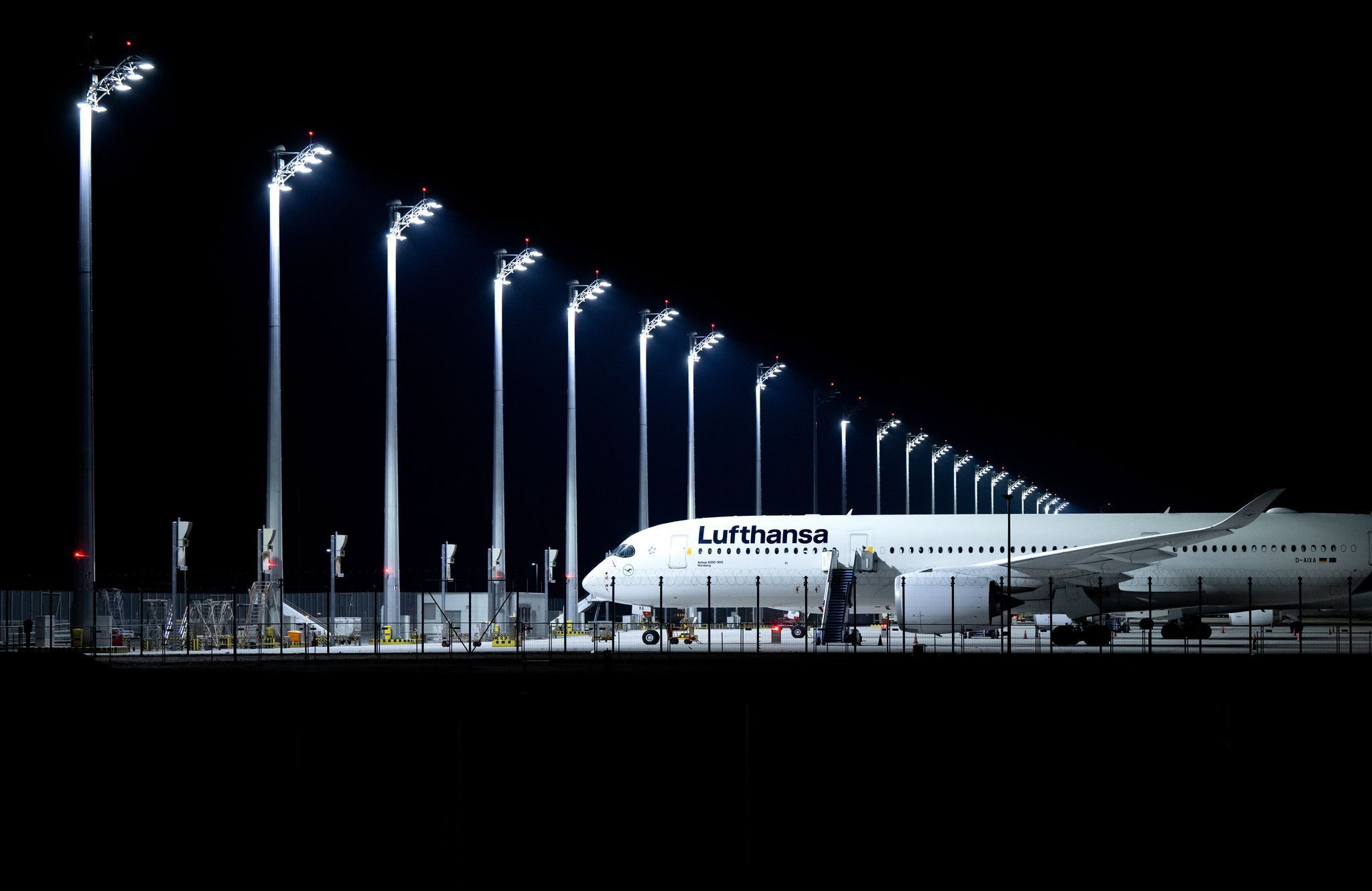 Ein Flugzeug der Lufthansa steht am Flughafen München