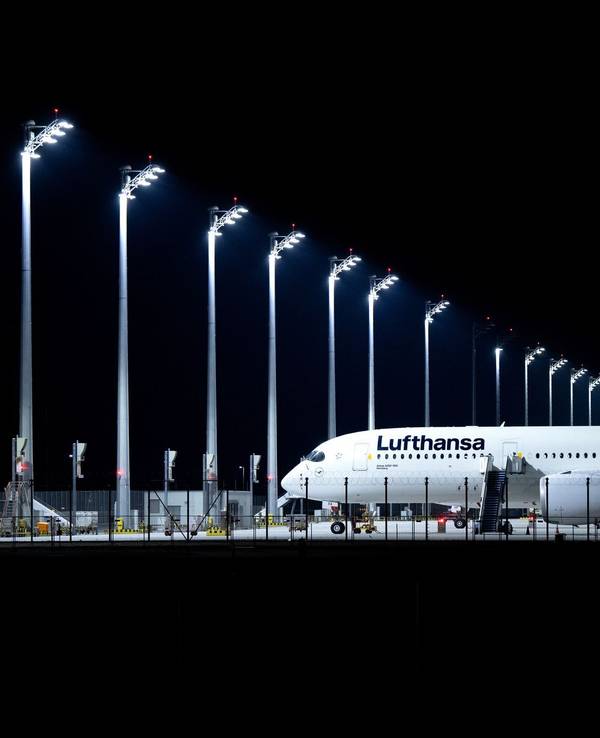 Ein Flugzeug der Lufthansa steht am Flughafen München