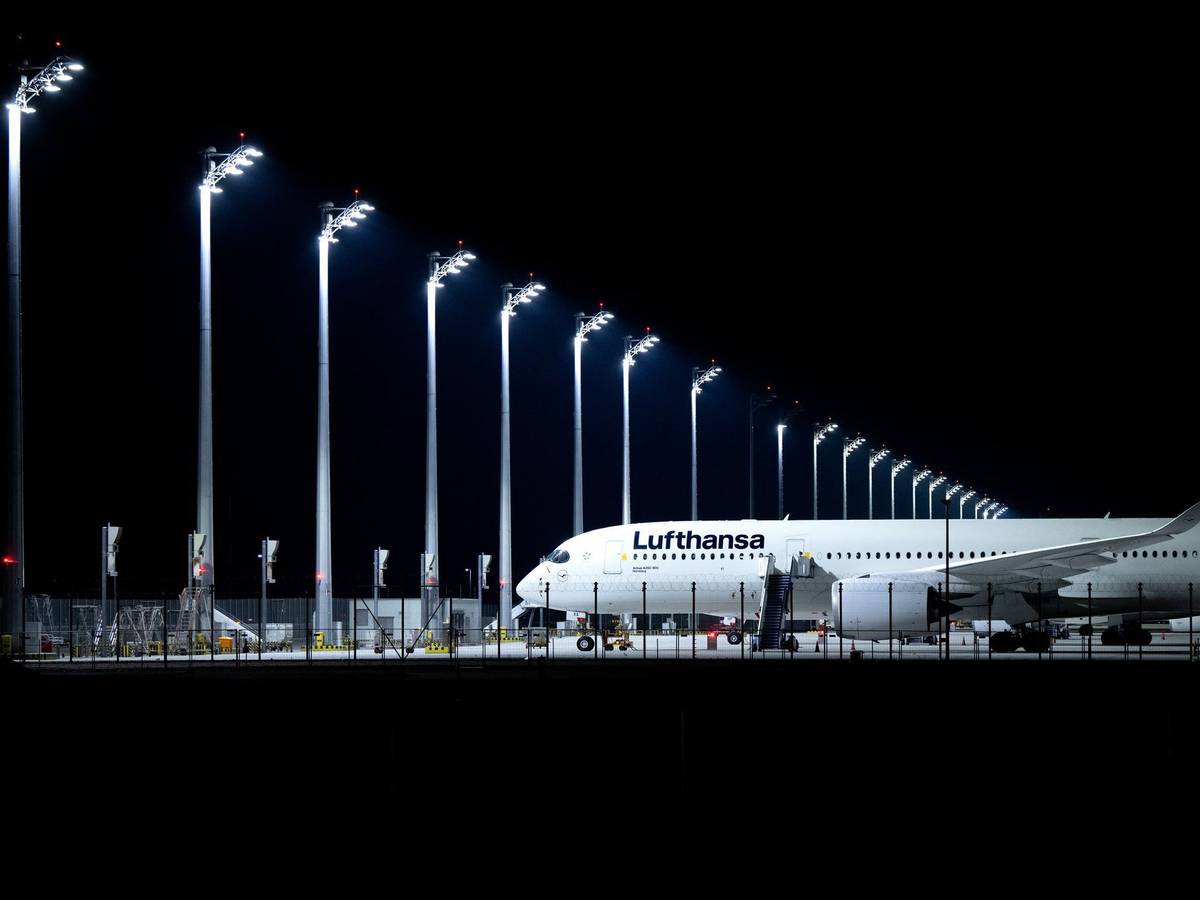 Ein Flugzeug der Lufthansa steht am Flughafen München