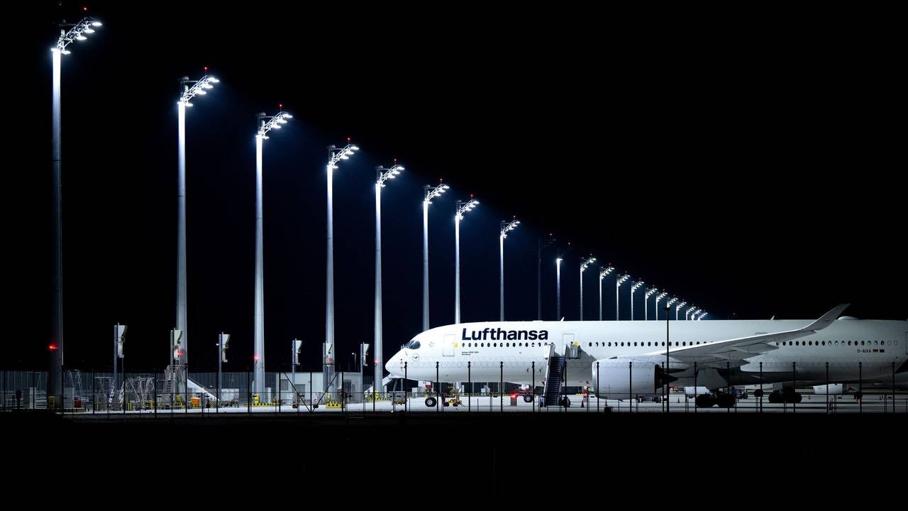 Ein Flugzeug der Lufthansa steht am Flughafen München