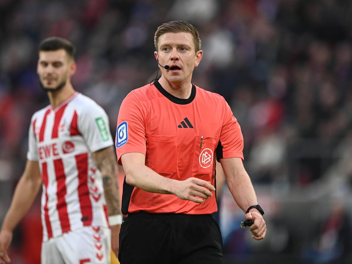 Robert Schröder während der Partie des 1. FC Köln gegen die TSG Hoffenheim auf dem Platz. Hinter ihm ist Tom Krauß verschwommen zu sehen.