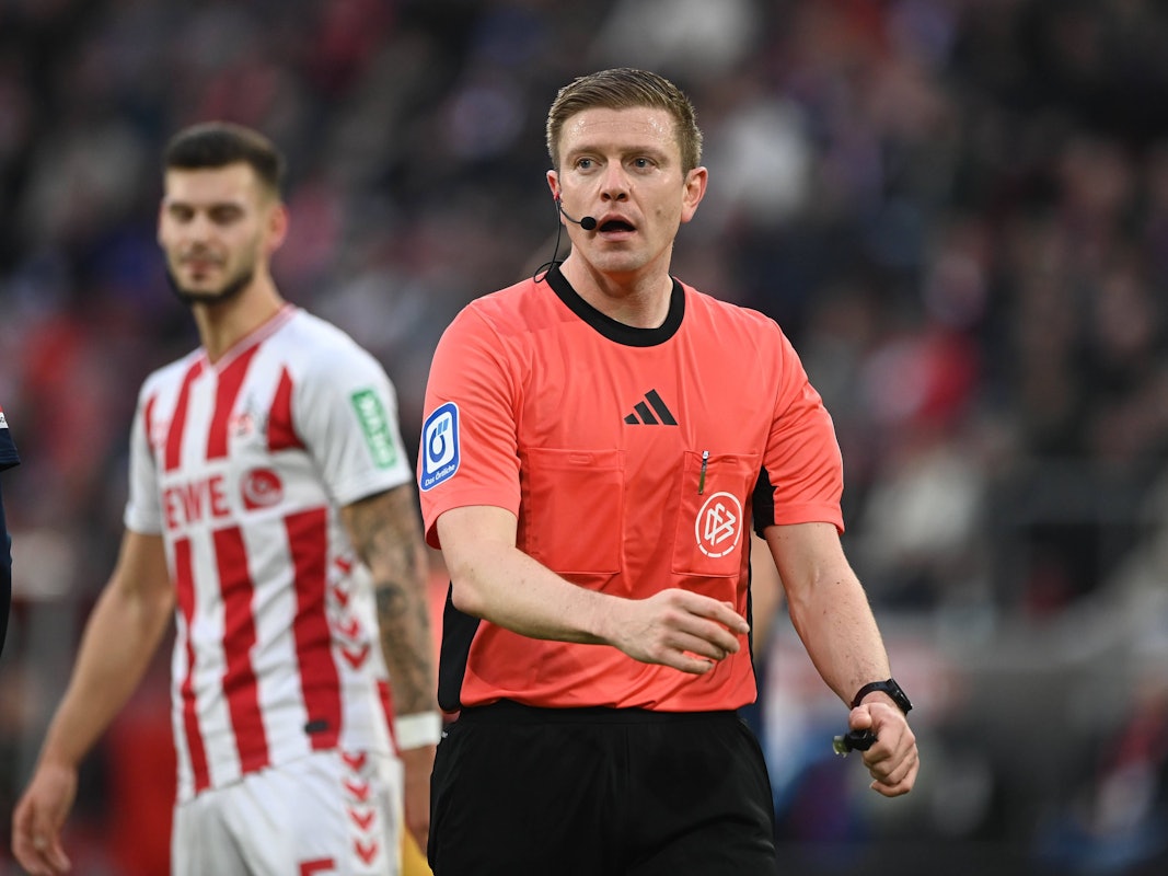 Robert Schröder während der Partie des 1. FC Köln gegen die TSG Hoffenheim auf dem Platz. Hinter ihm ist Tom Krauß verschwommen zu sehen.